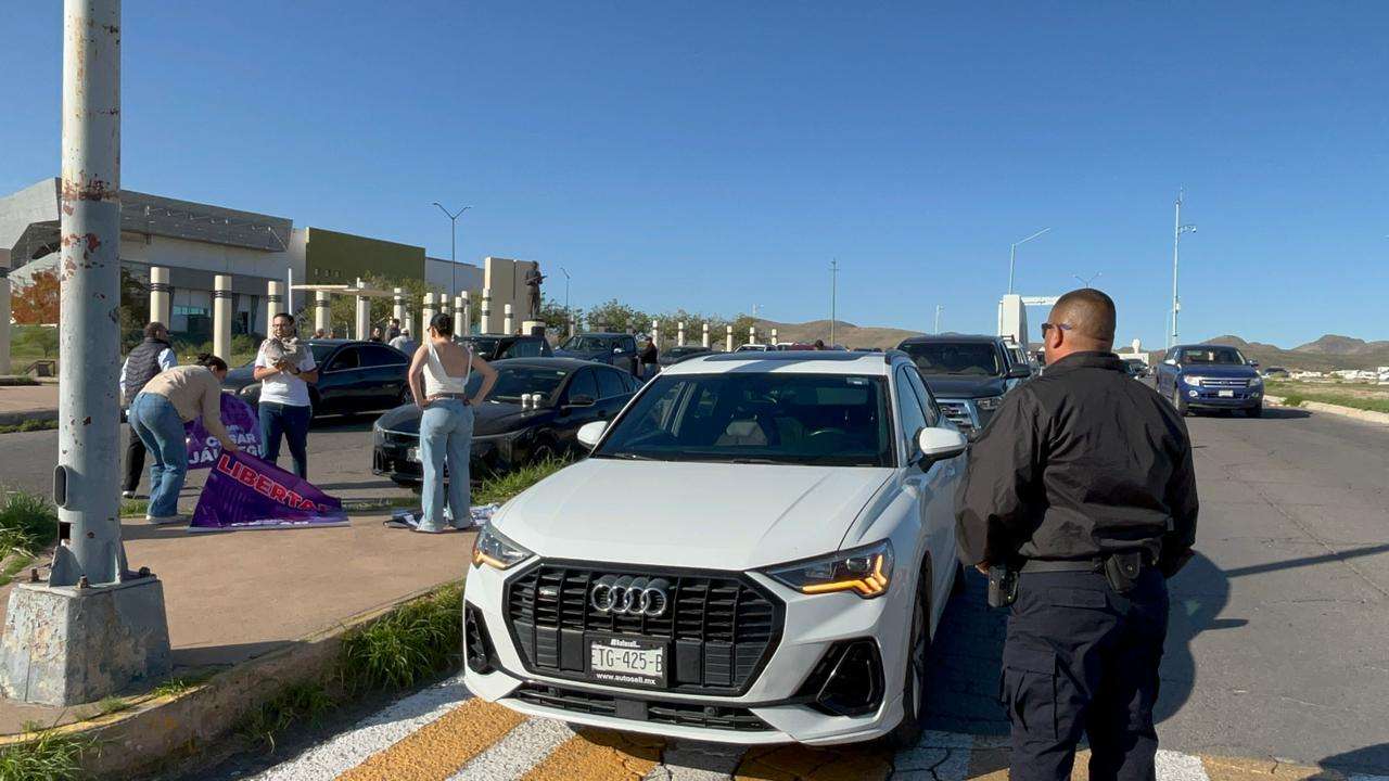 Realizan militantes del PAN caravana en apoyo al exfiscal