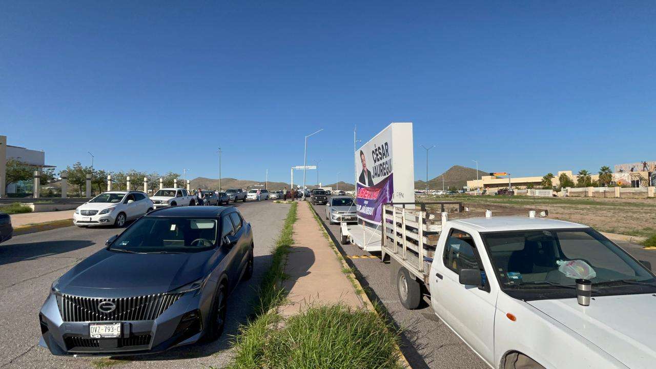 Realizan militantes del PAN caravana en apoyo al exfiscal
