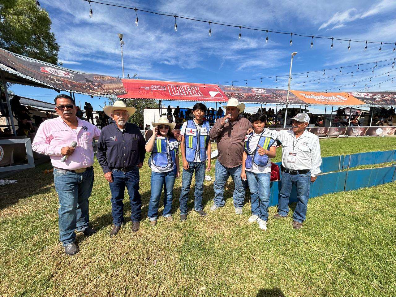 Organizan primera carrera de cerditos en Expogan