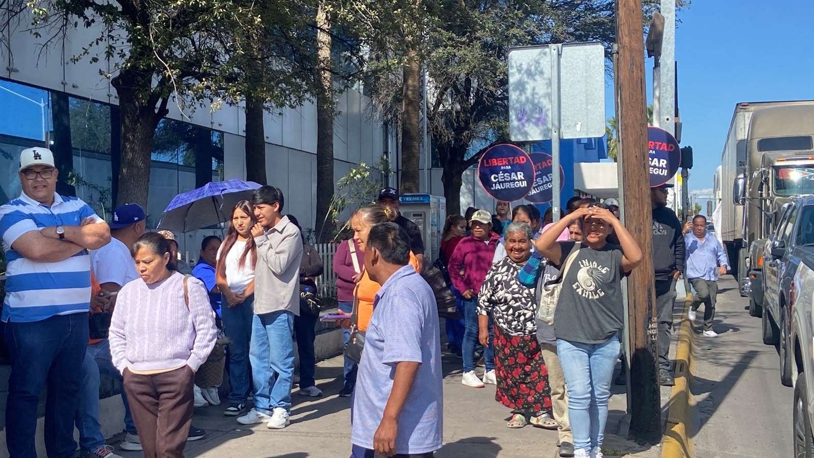 Arriba caravana de apoyo a Jauregui a la FGR