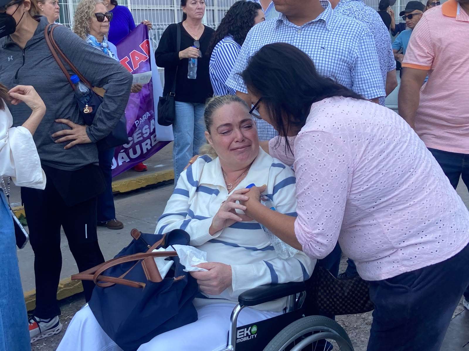 Acude a manifestación en silla de ruedas esposa de Jauregui