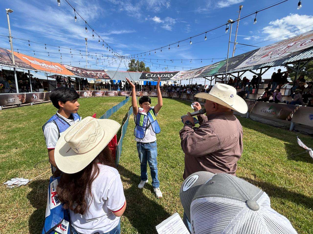 Organizan primera carrera de cerditos en Expogan
