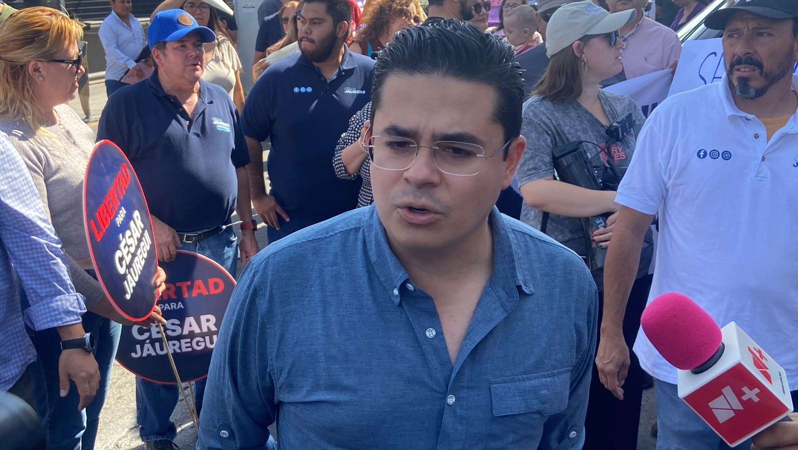 Acude Rafa Loera a marcha de Jauregui y pide solidaridad antes que política