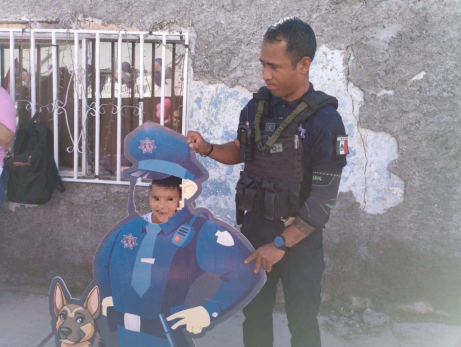 Resguardan policías a menor extraviada durante evento comunitario