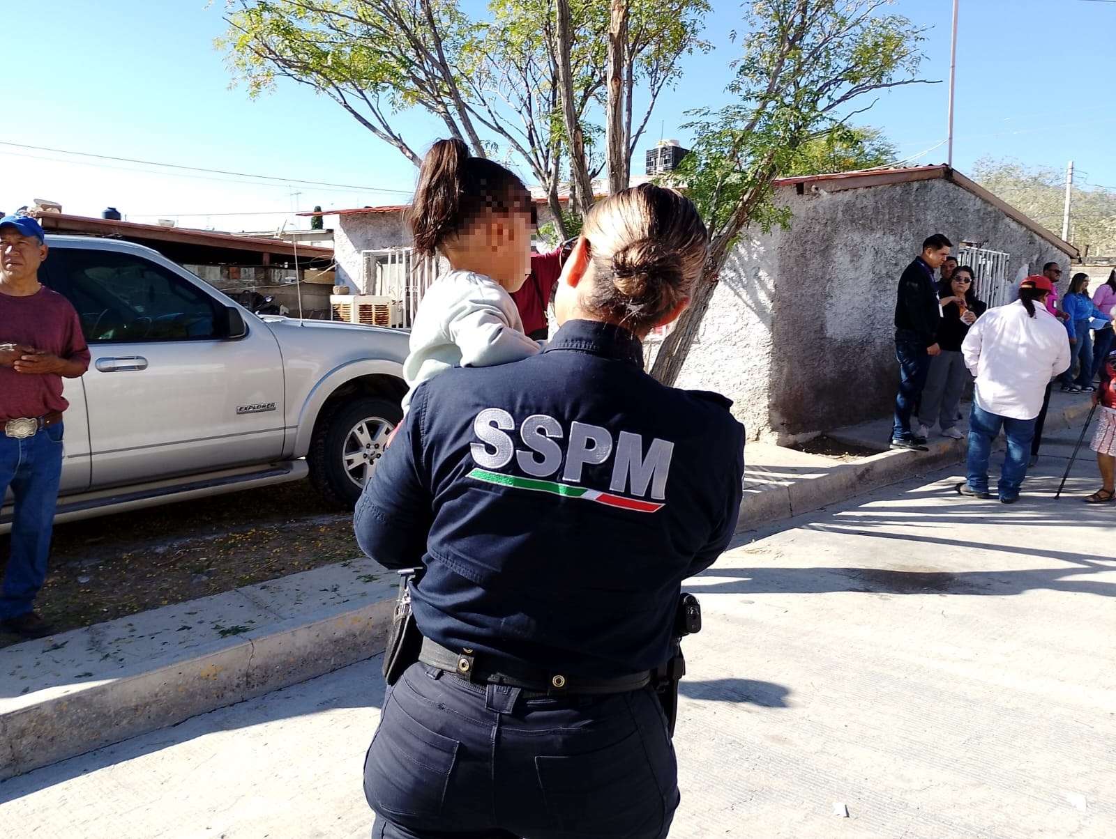 Resguardan policías a menor extraviada durante evento comunitario