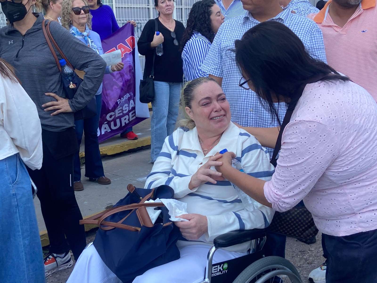 Acude a manifestación en silla de ruedas esposa de Jauregui