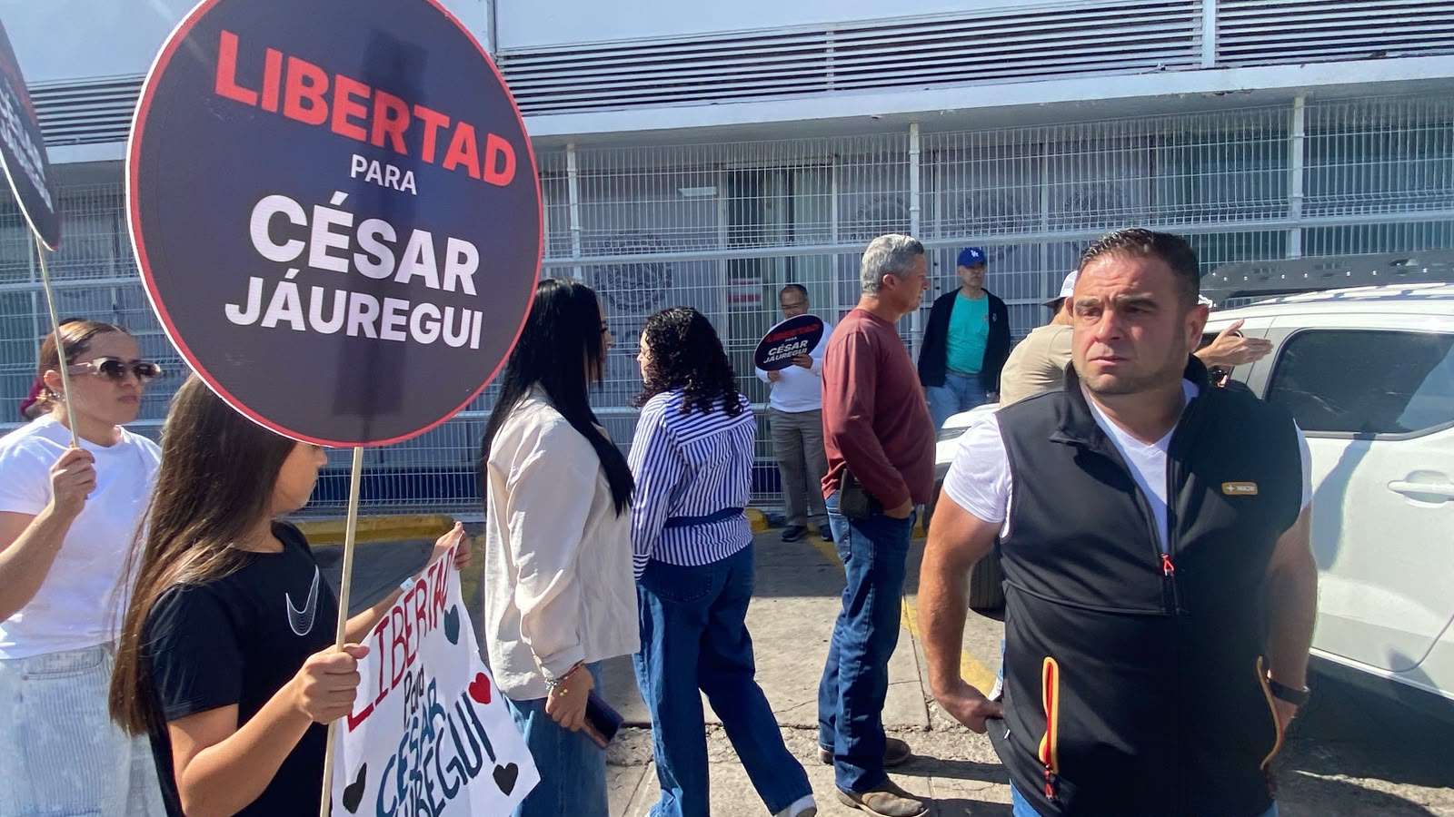 Arriba caravana de apoyo a Jauregui a la FGR