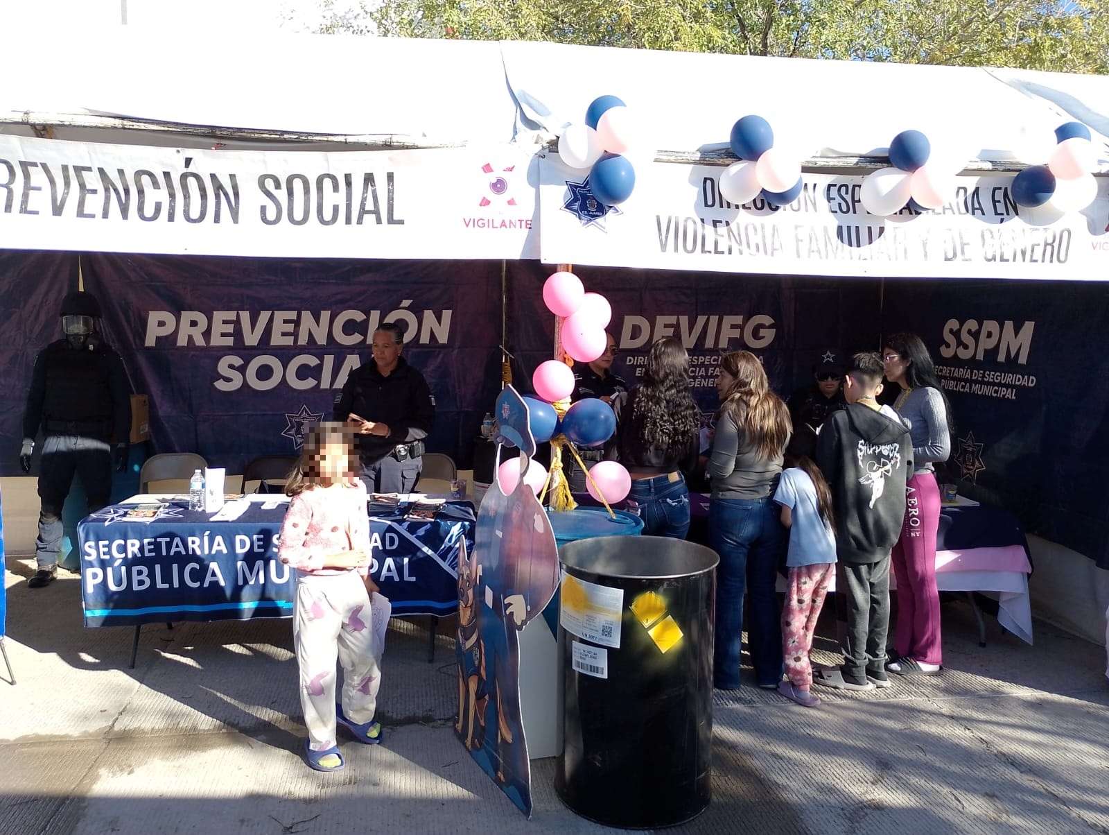 Resguardan policías a menor extraviada durante evento comunitario