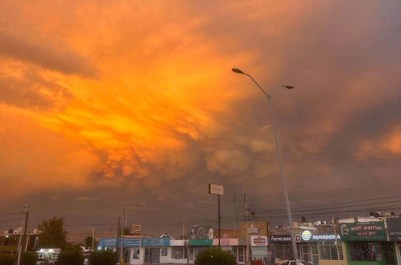 Sorprende cielo de Chihuahua con tonos dorados y una curiosa formación de nubes