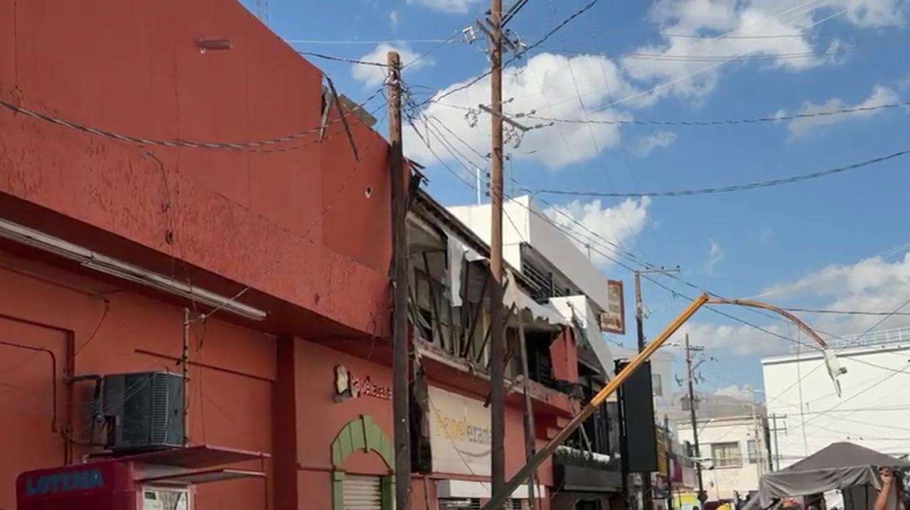 Se desprende fachada de Papelerama en la Zona Centro