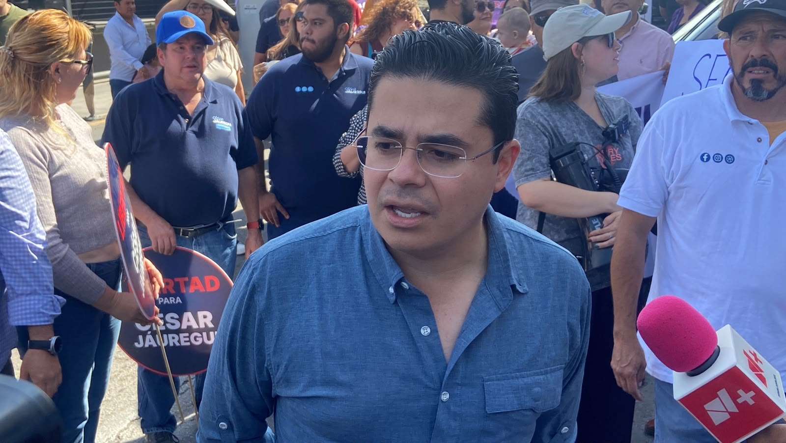 Acude Rafa Loera a marcha de Jauregui y pide solidaridad antes que política