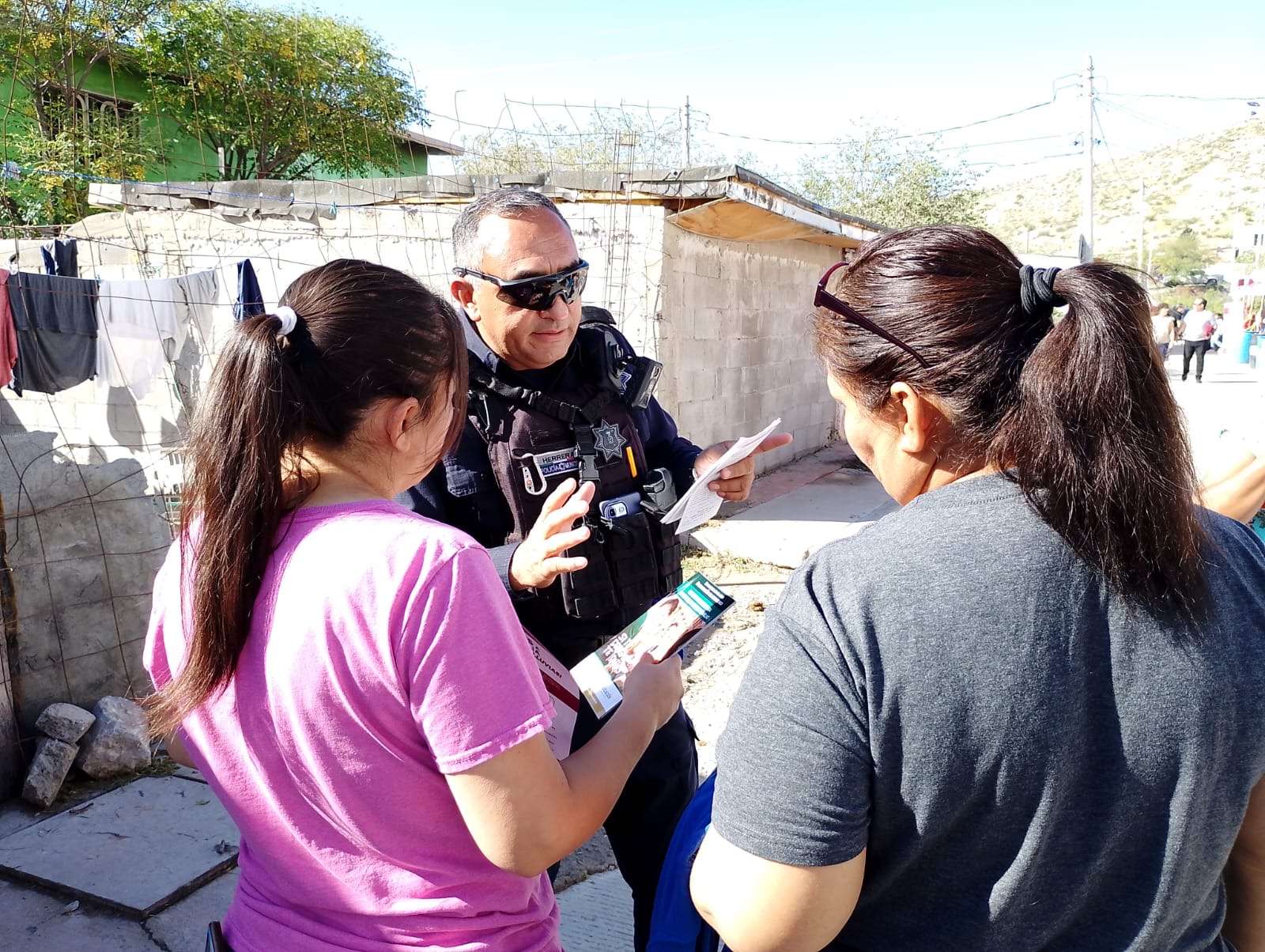 Resguardan policías a menor extraviada durante evento comunitario