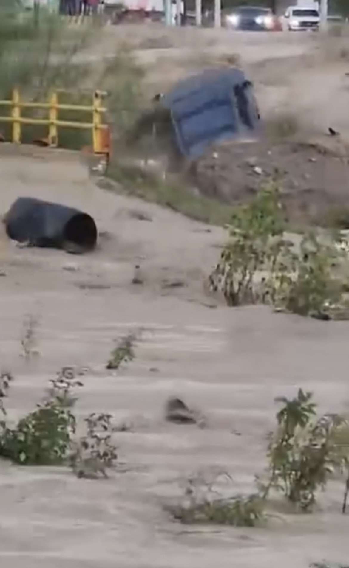 Rescatan dos vehículos arrastrados por la corriente