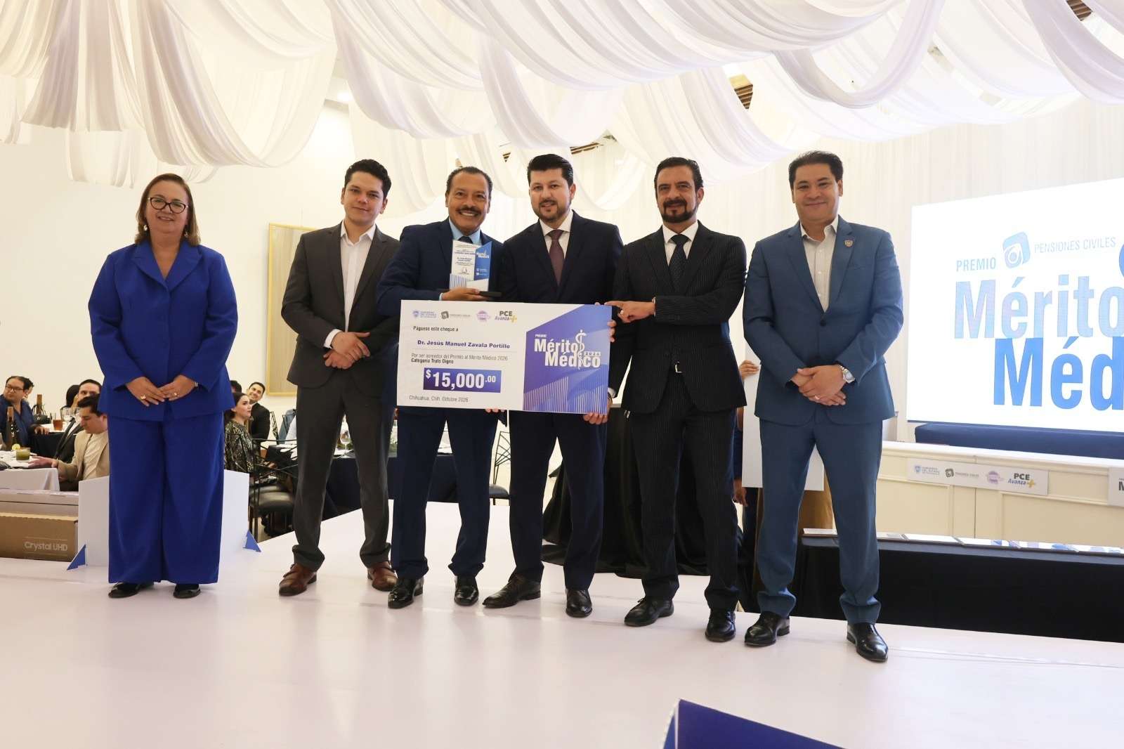 Reconocen a médicos destacados por su excelencia y vocación 