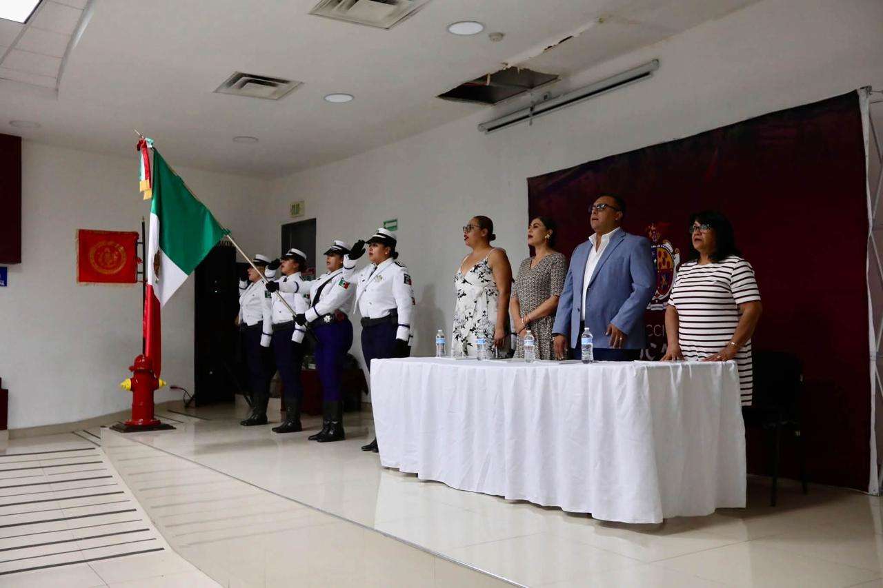 Entregan certificados de educación básica a graduados de El Buen Juez por su Casa Empieza