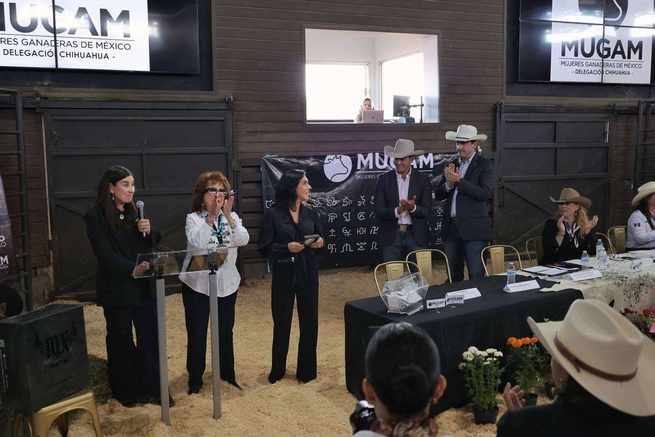Reconoce René Chavira a mujeres ganaderas en tercer foro de Mugam