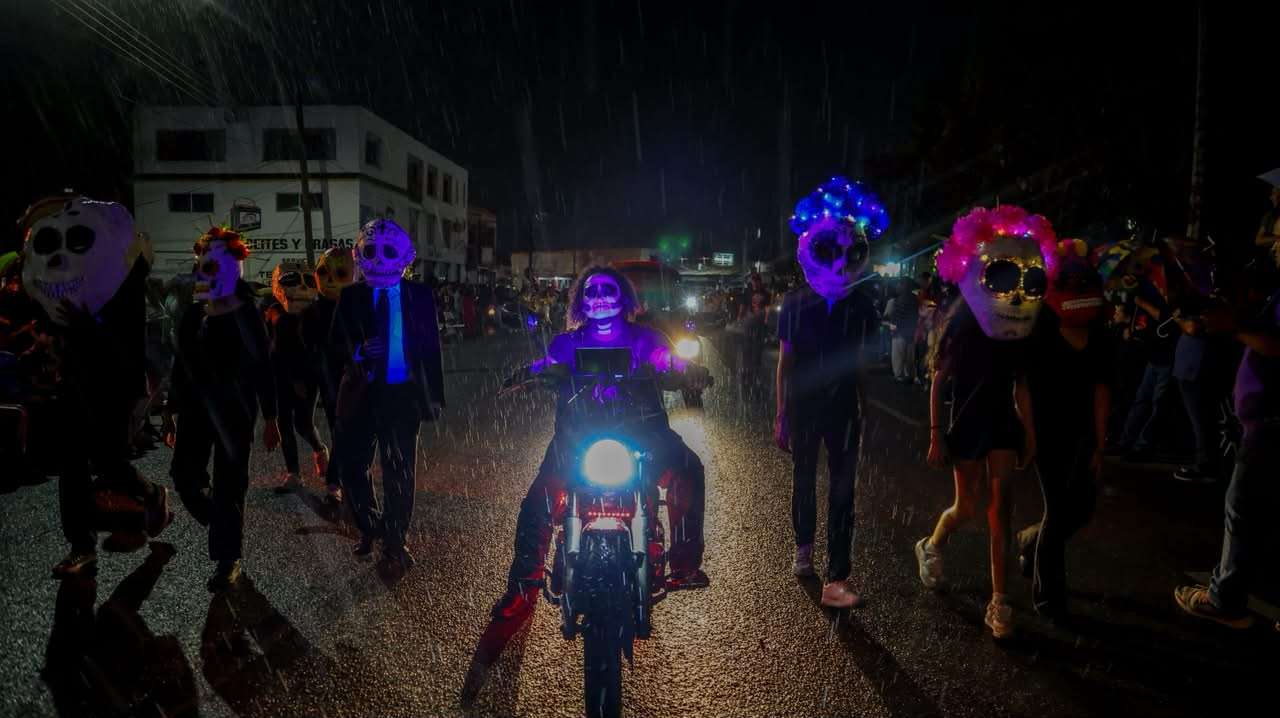 Suspende lluvia desfile de Día de Muertos en Delicias
