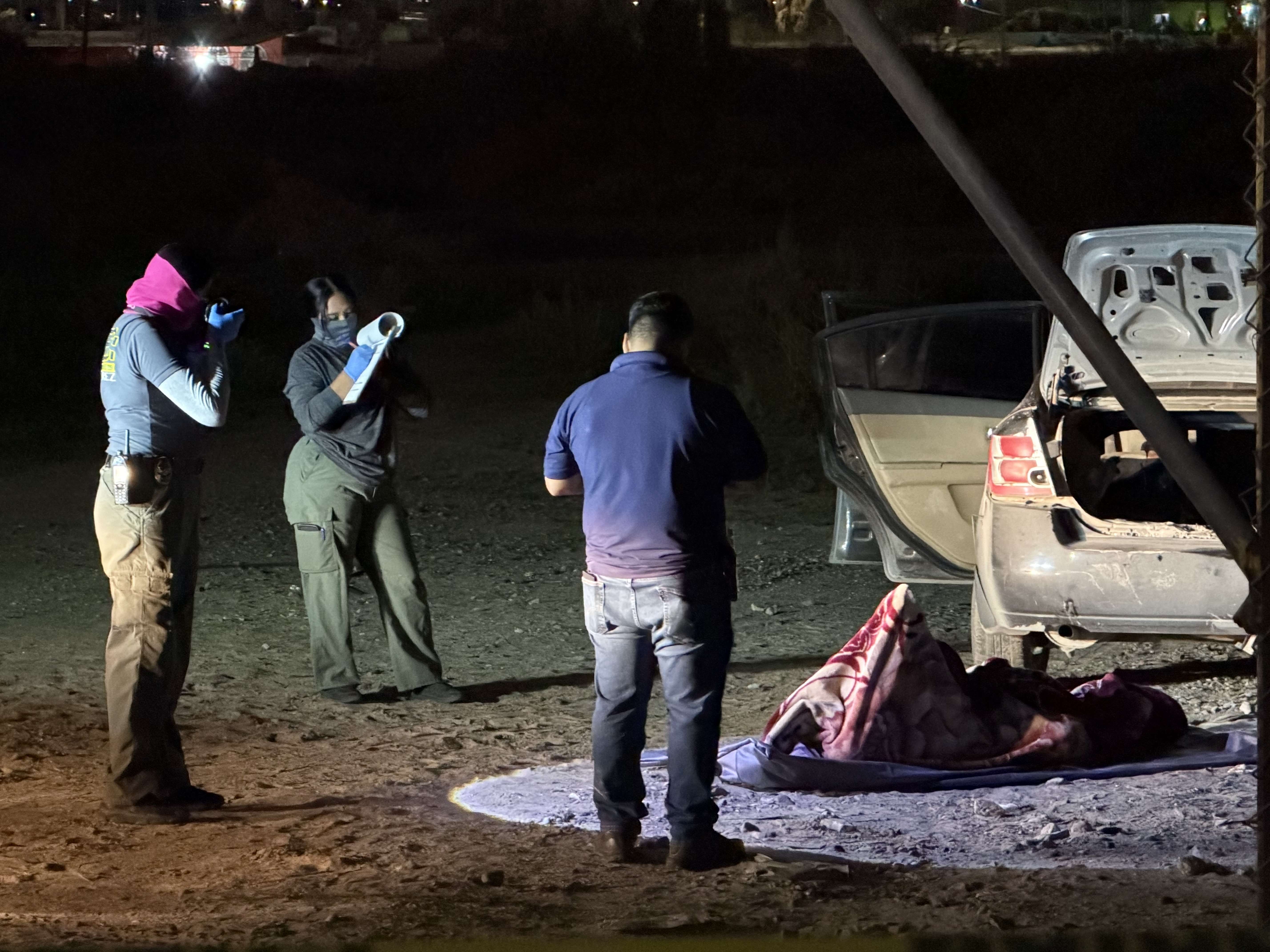 Localizan cadáver en la cajuela de un vehículo abandonado con el motor encendido