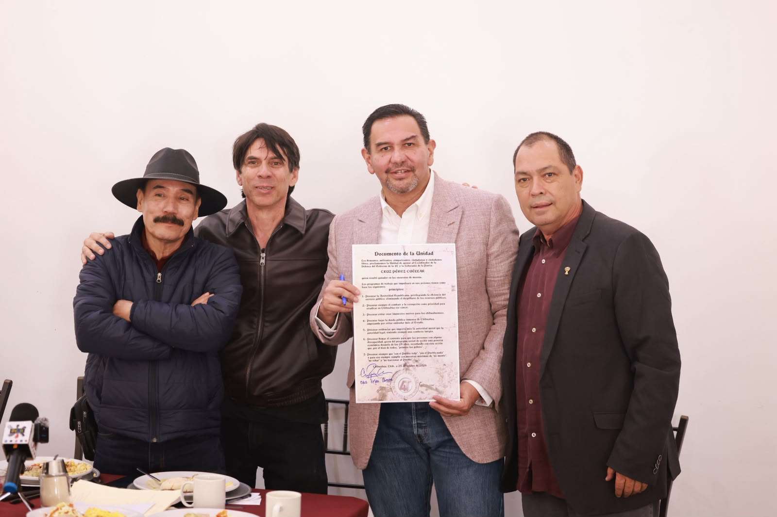 Suma Cruz liderazgos de izquierda; firma compromiso por unidad de Morena
