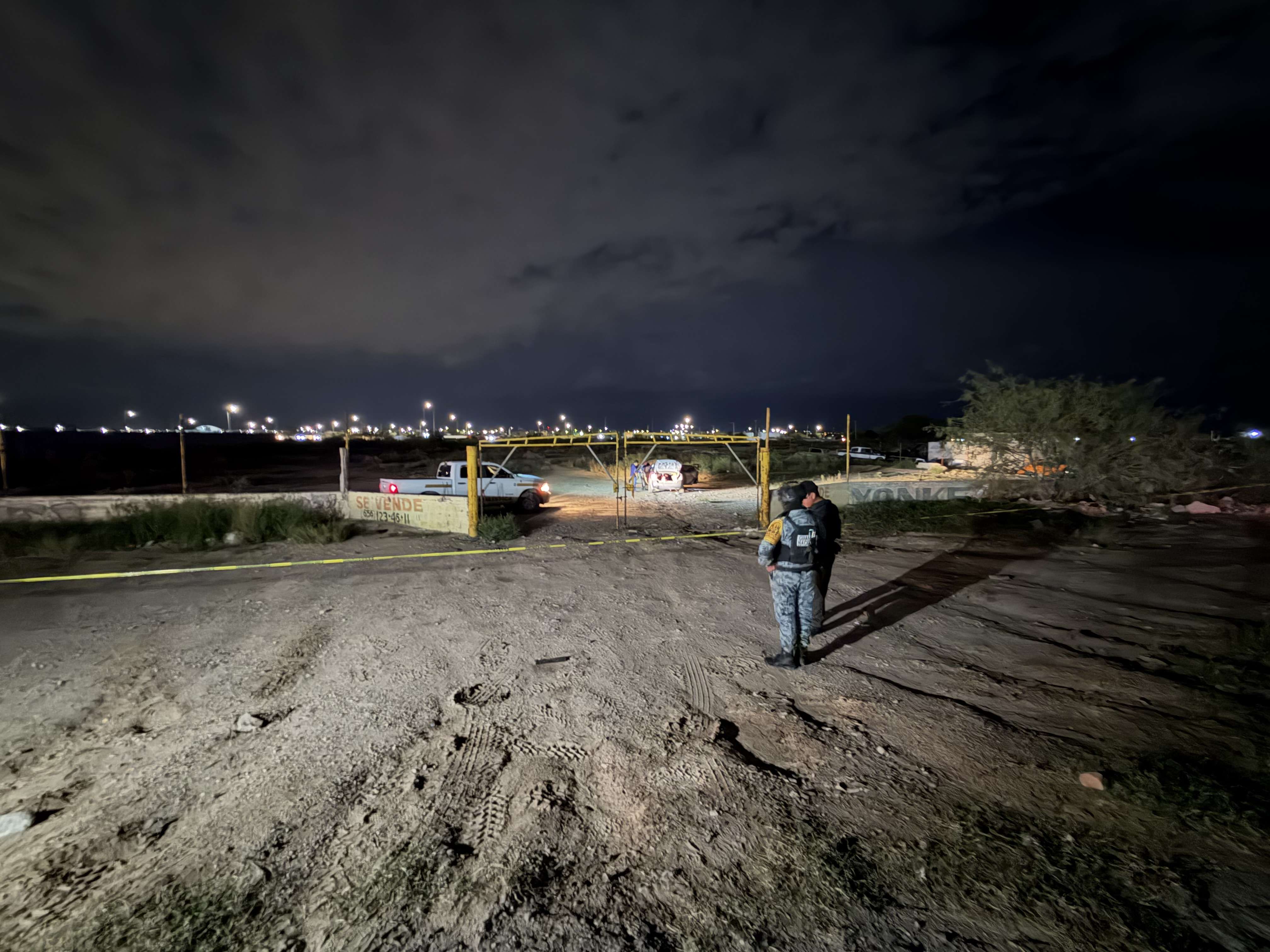 Localizan cadáver en la cajuela de un vehículo abandonado con el motor encendido