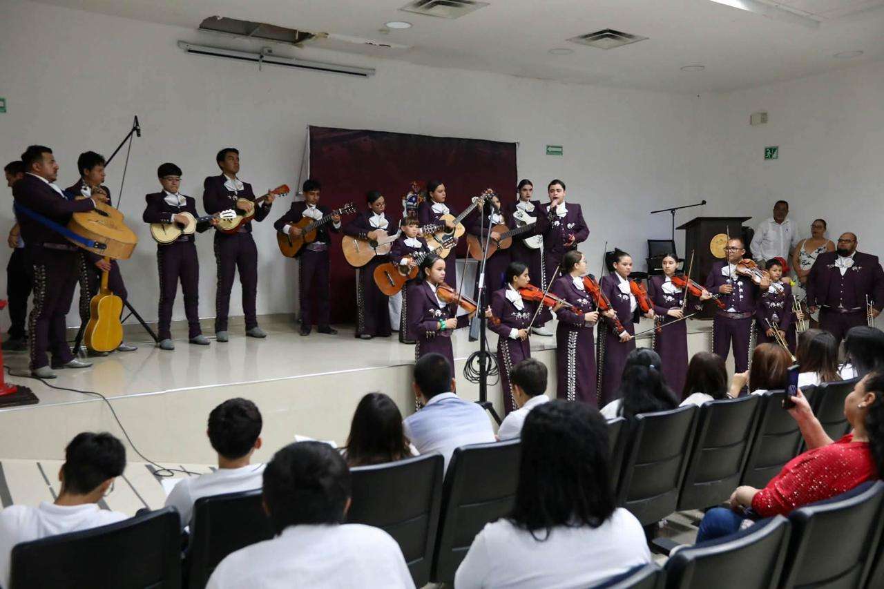 Entregan certificados de educación básica a graduados de El Buen Juez por su Casa Empieza