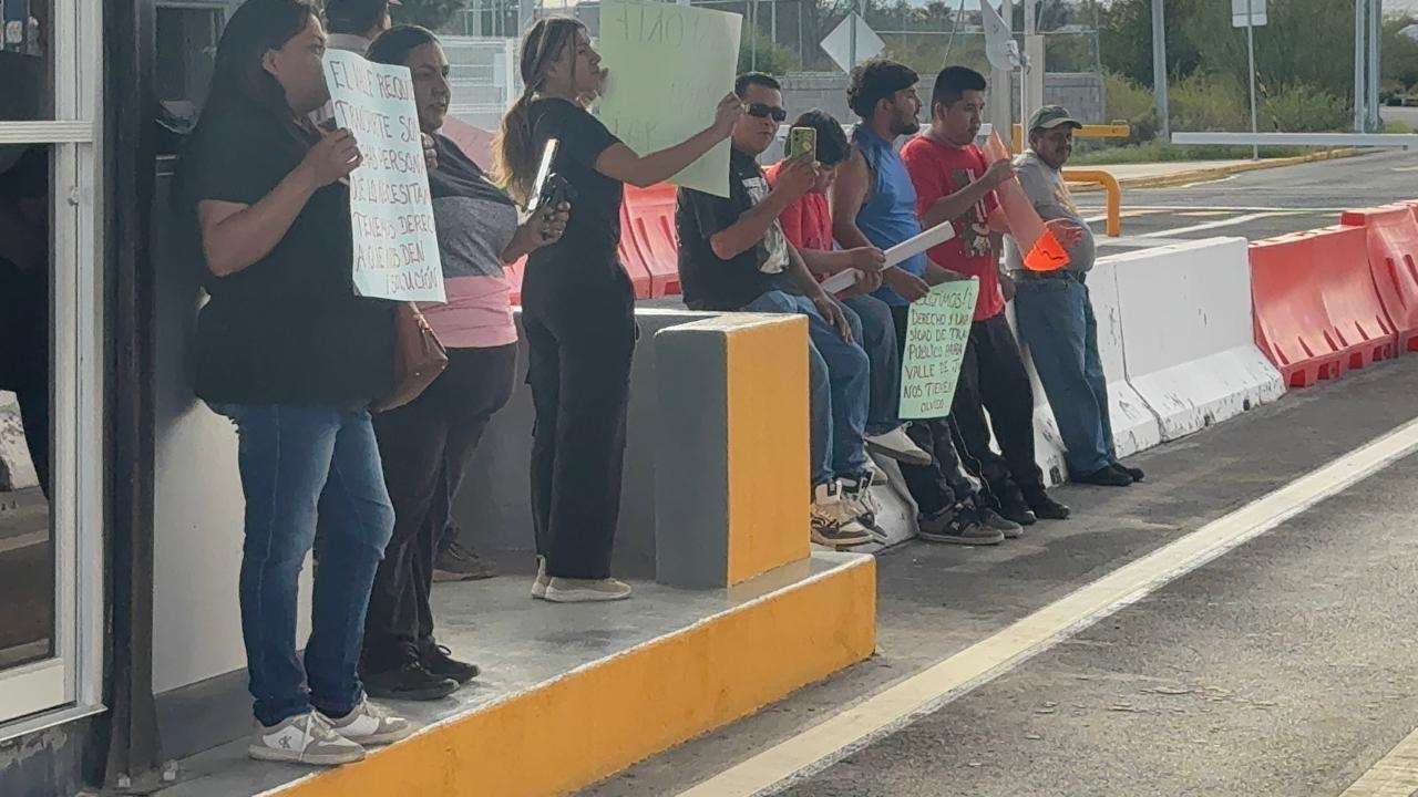 Toman puente Guadalupe-Tornillo por falta de transporte