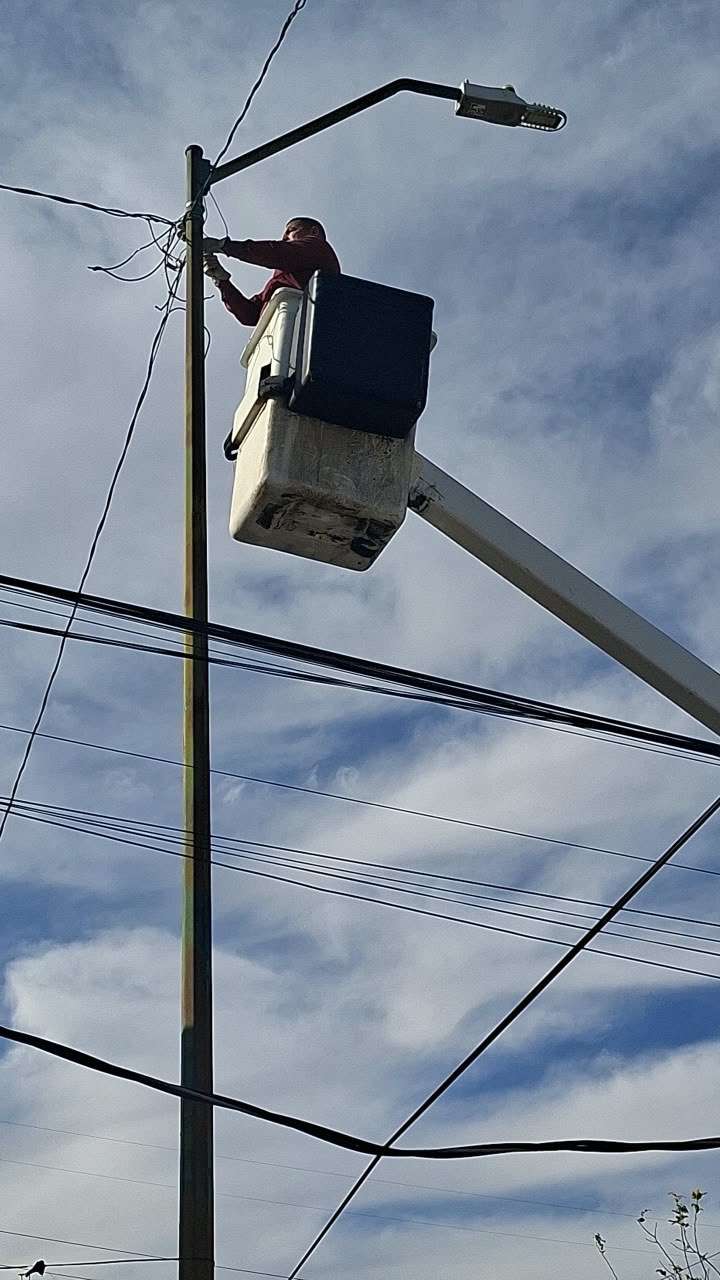 Reparan luminarias y retiran tierra de arrastre tras lluvias