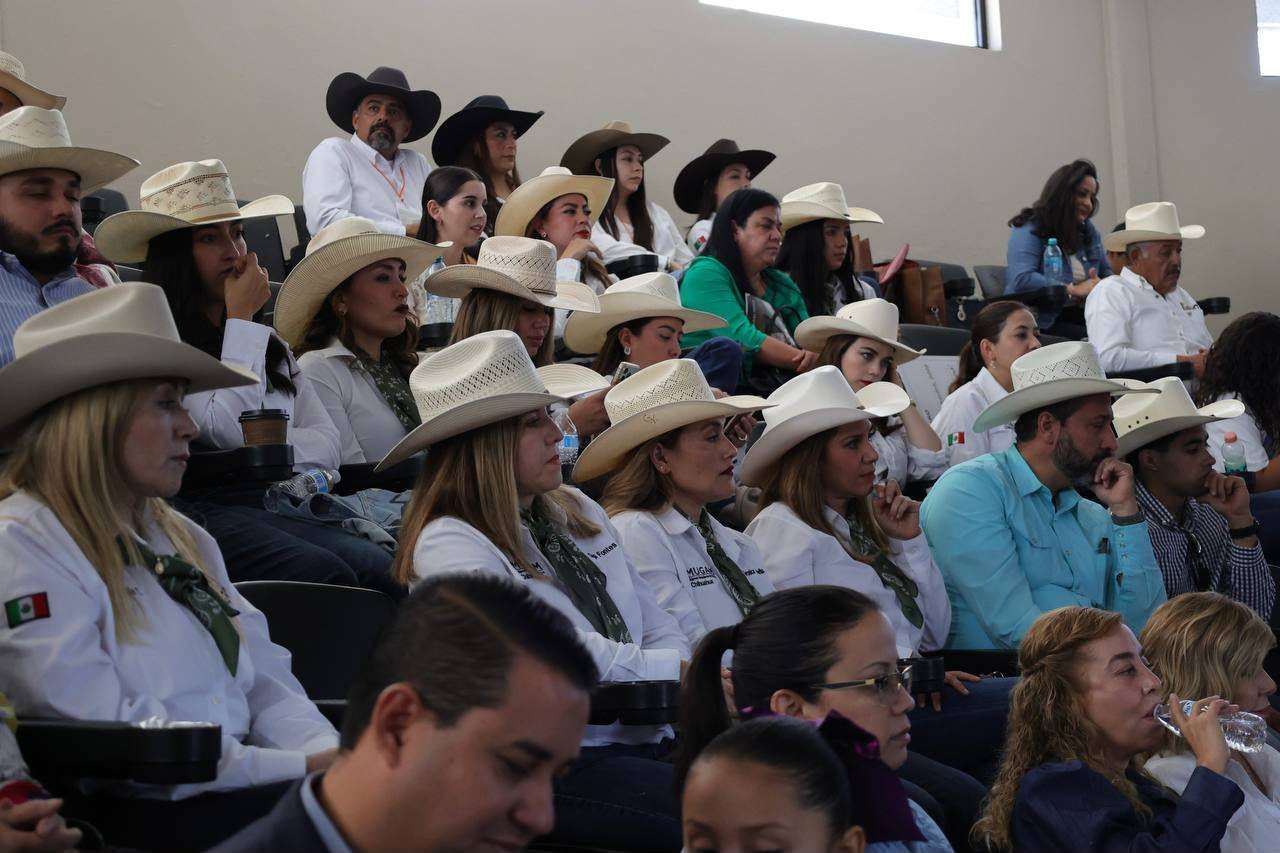Reconoce René Chavira a mujeres ganaderas en tercer foro de Mugam