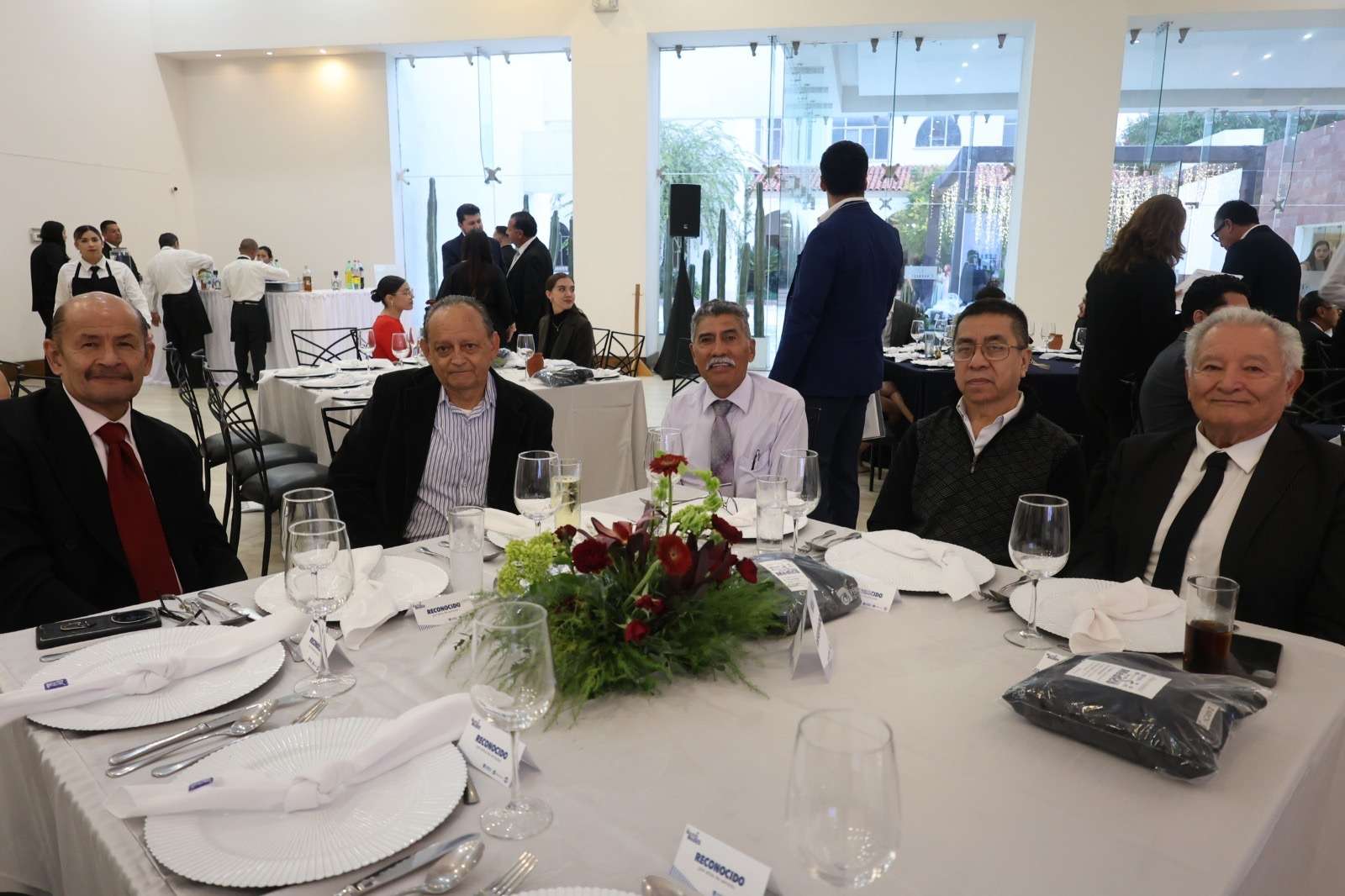Reconocen a médicos destacados por su excelencia y vocación 