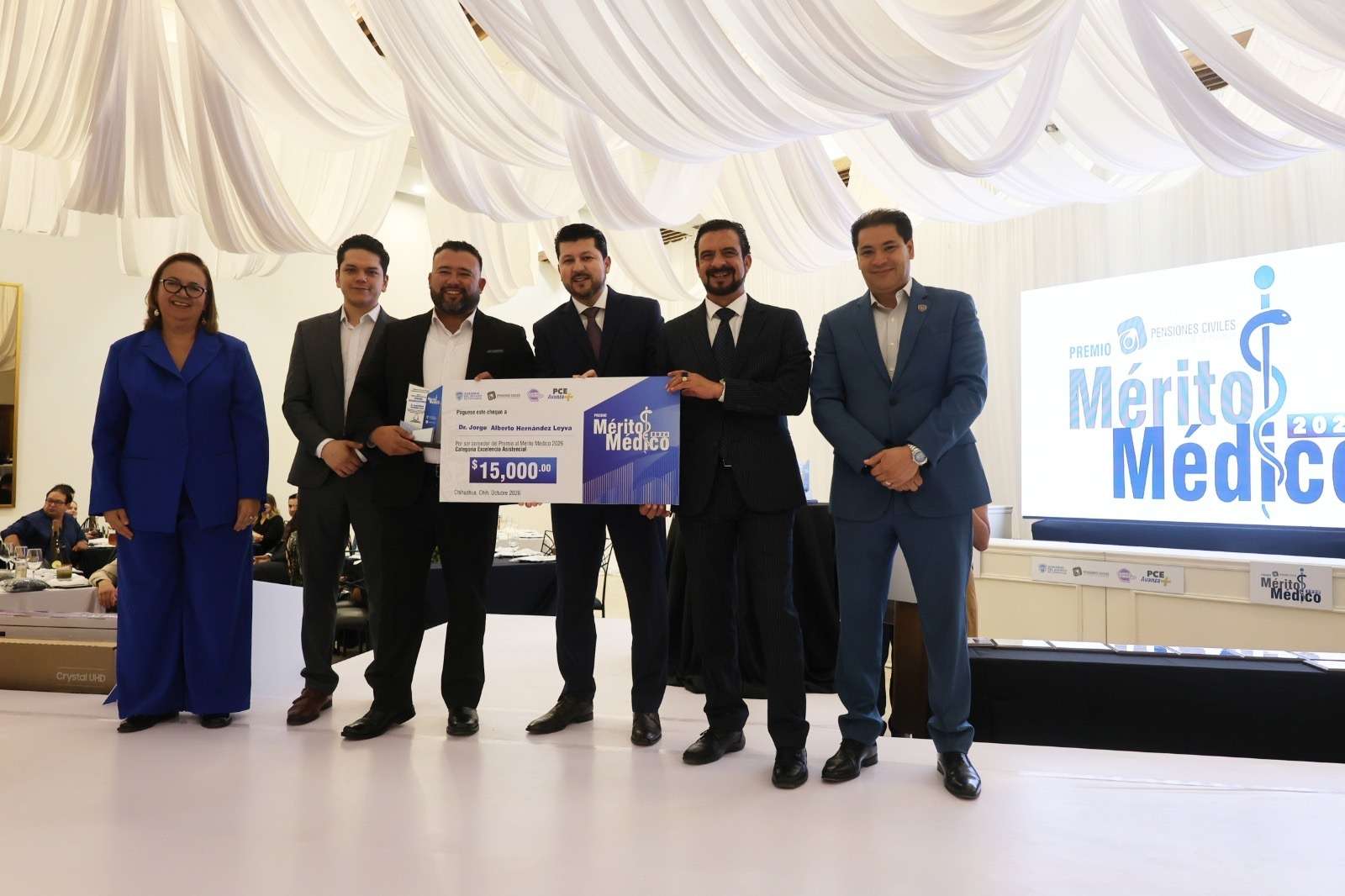 Reconocen a médicos destacados por su excelencia y vocación 
