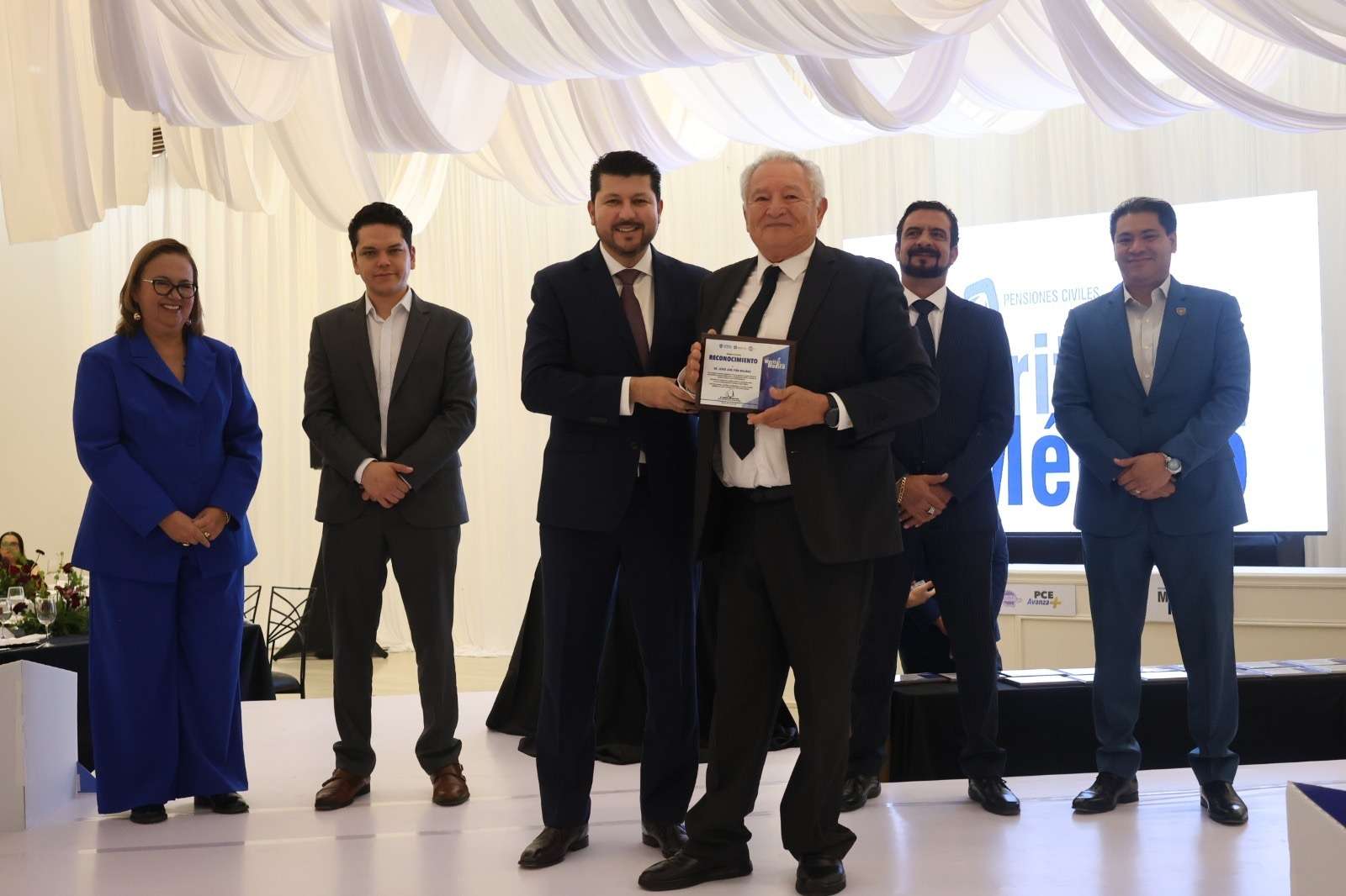 Reconocen a médicos destacados por su excelencia y vocación 