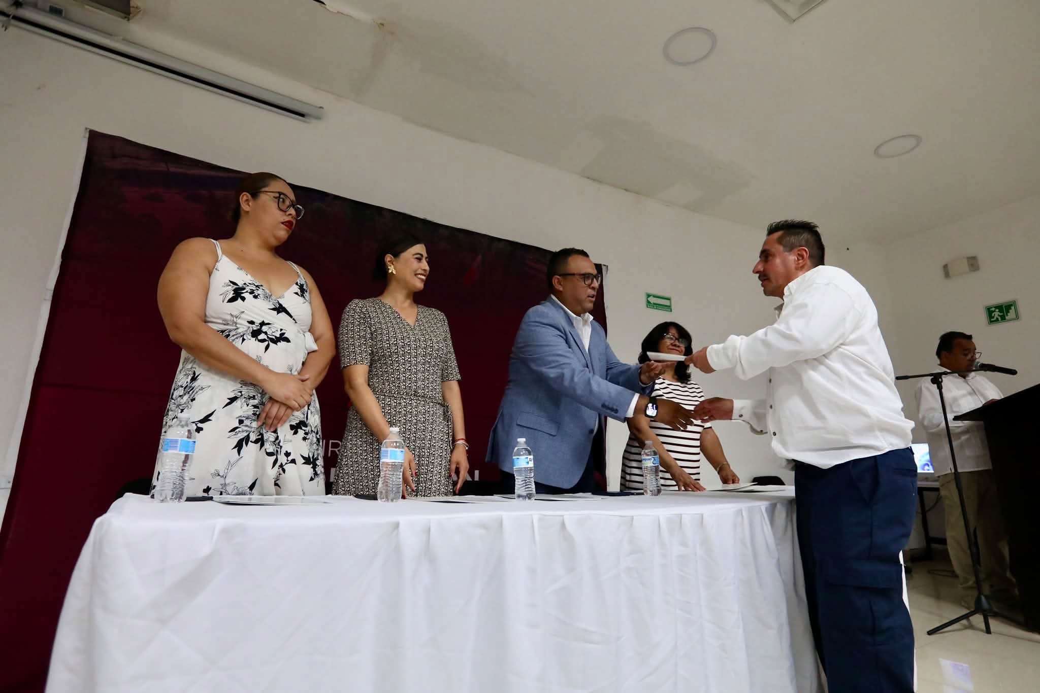 Entregan certificados de educación básica a graduados de El Buen Juez por su Casa Empieza