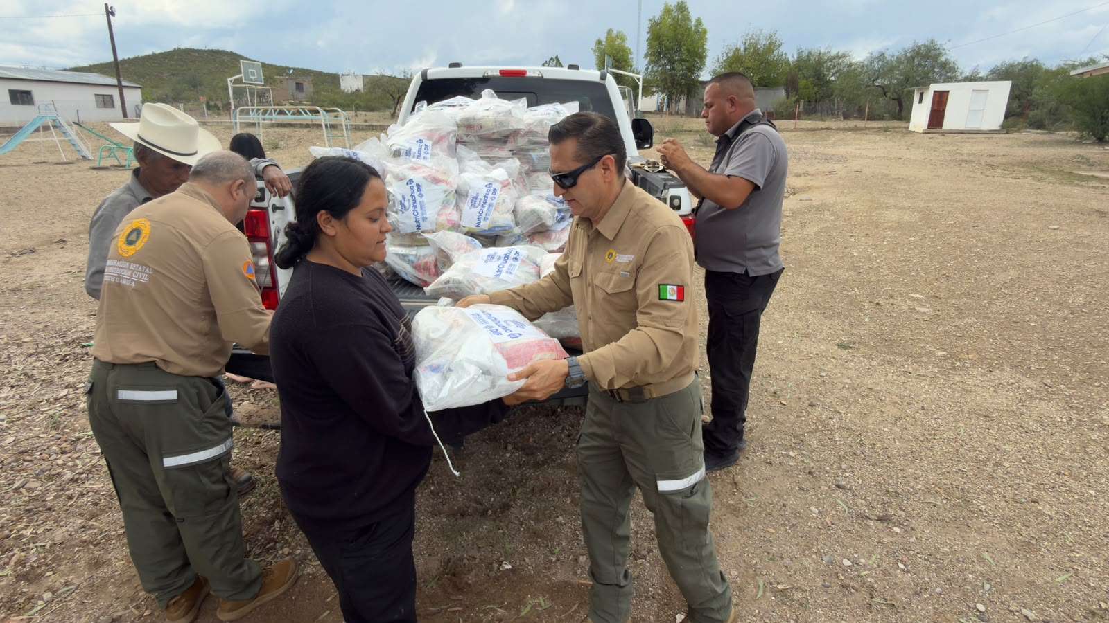 Apoyan con despensas a familias afectadas por lluvias en Satevó