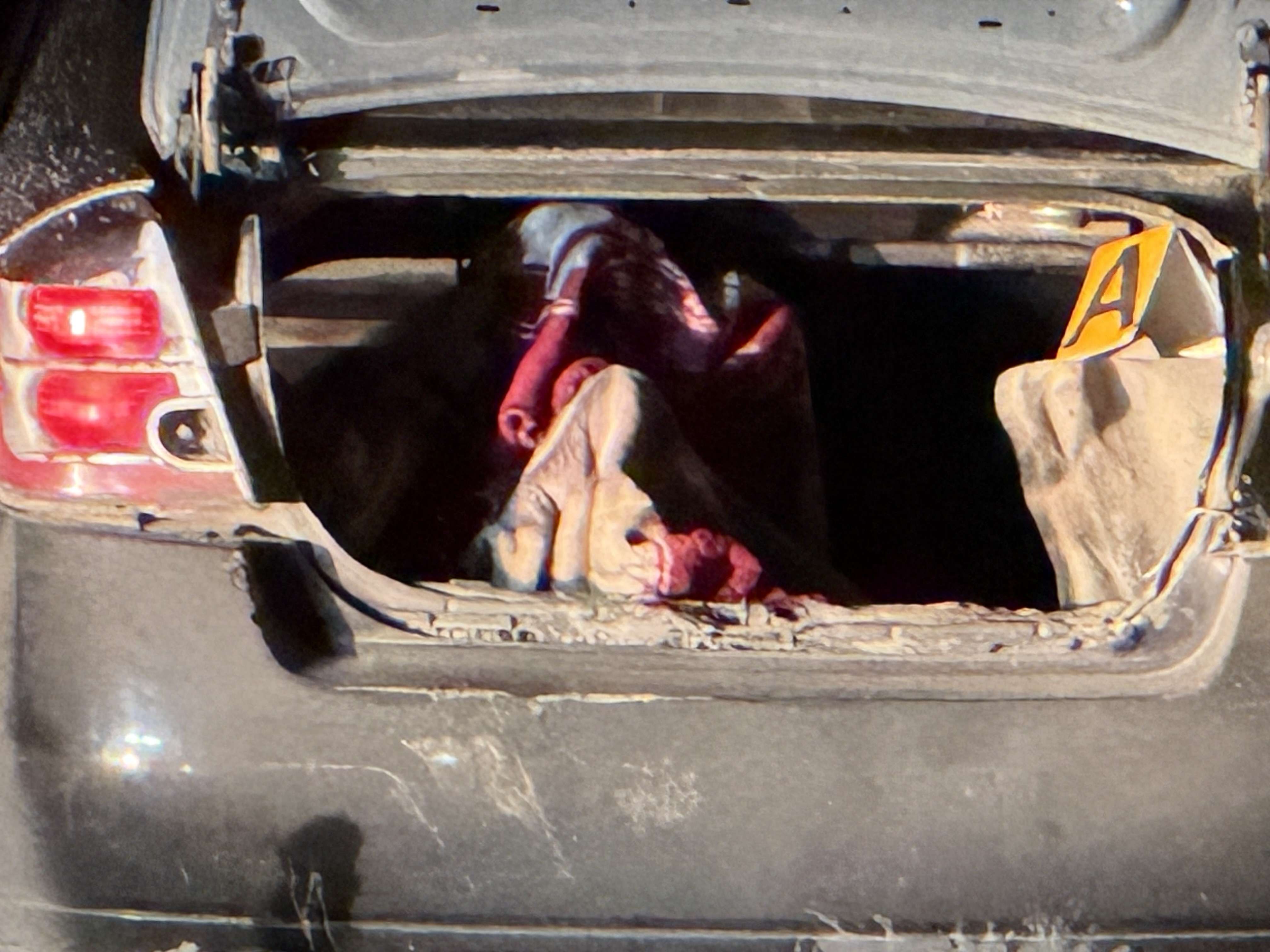Localizan cadáver en la cajuela de un vehículo abandonado con el motor encendido