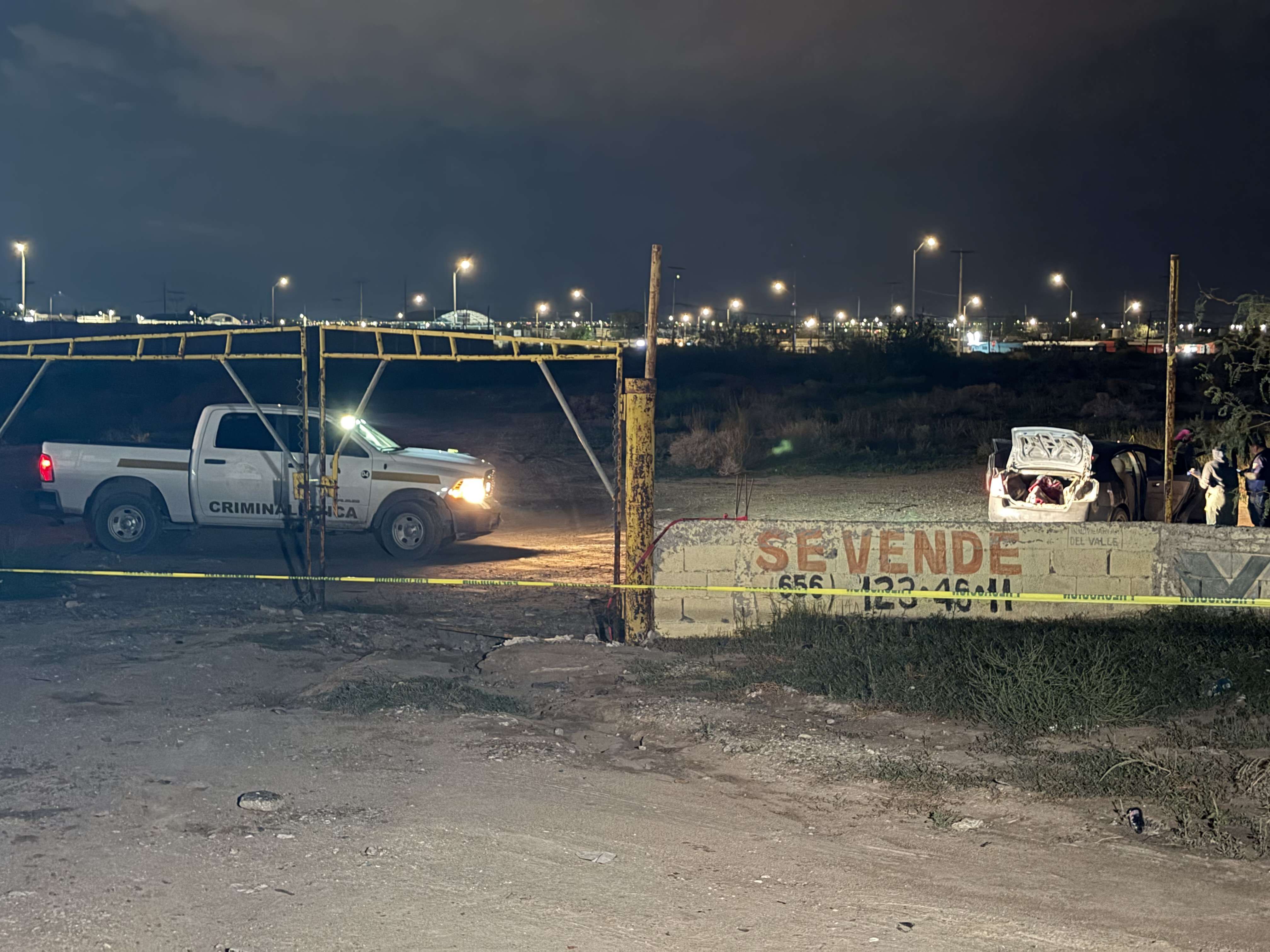 Localizan cadáver en la cajuela de un vehículo abandonado con el motor encendido