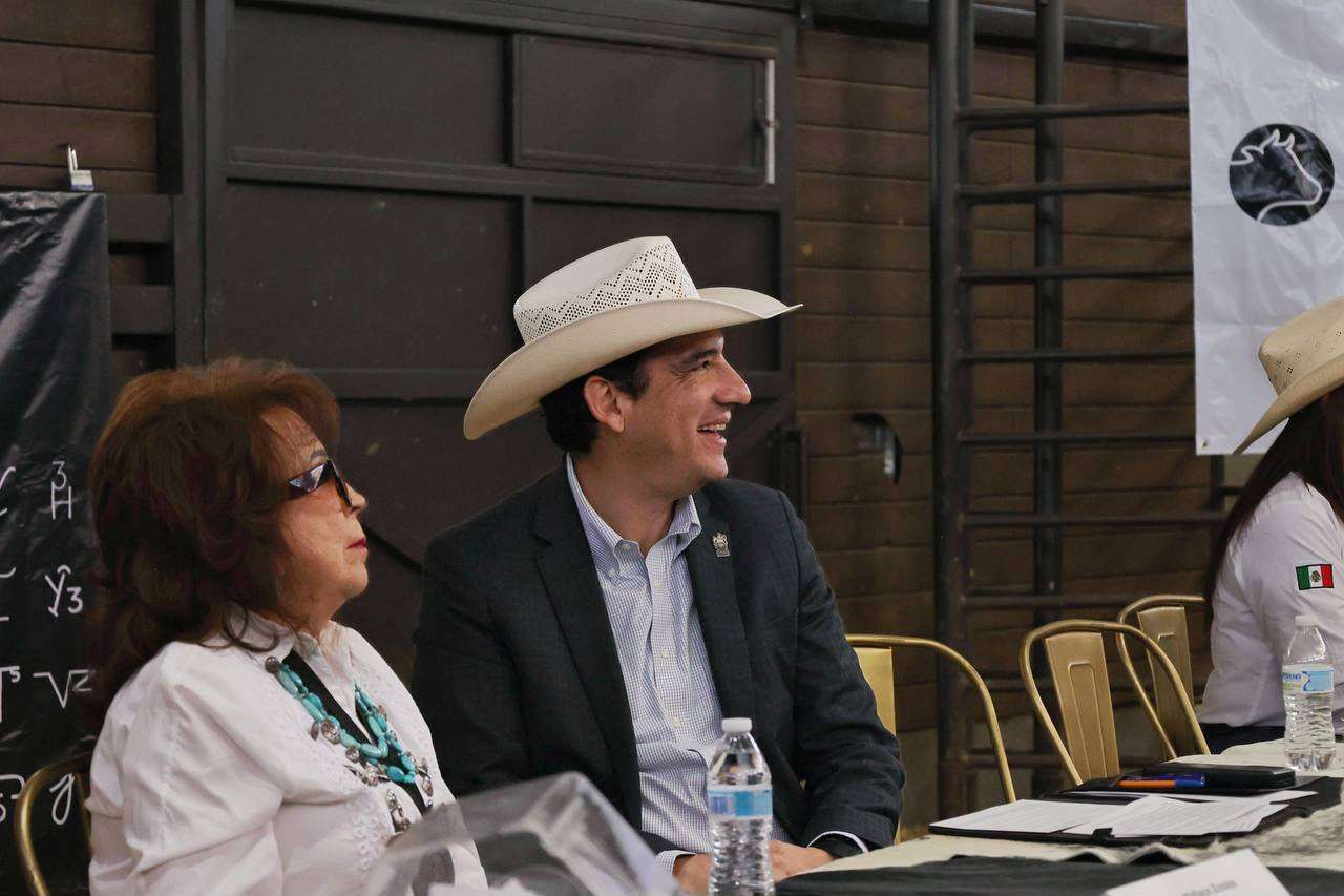 Reconoce René Chavira a mujeres ganaderas en tercer foro de Mugam