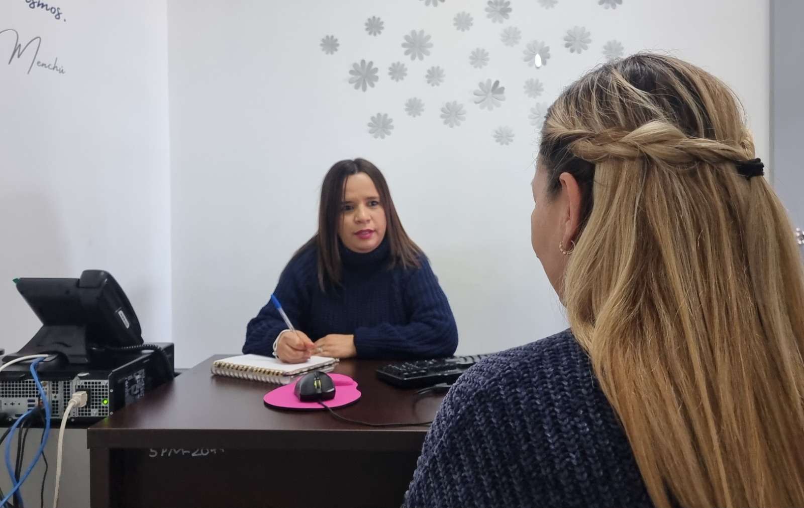 Brinda Dspm atención y orientación a mujeres que enfrentan violencia