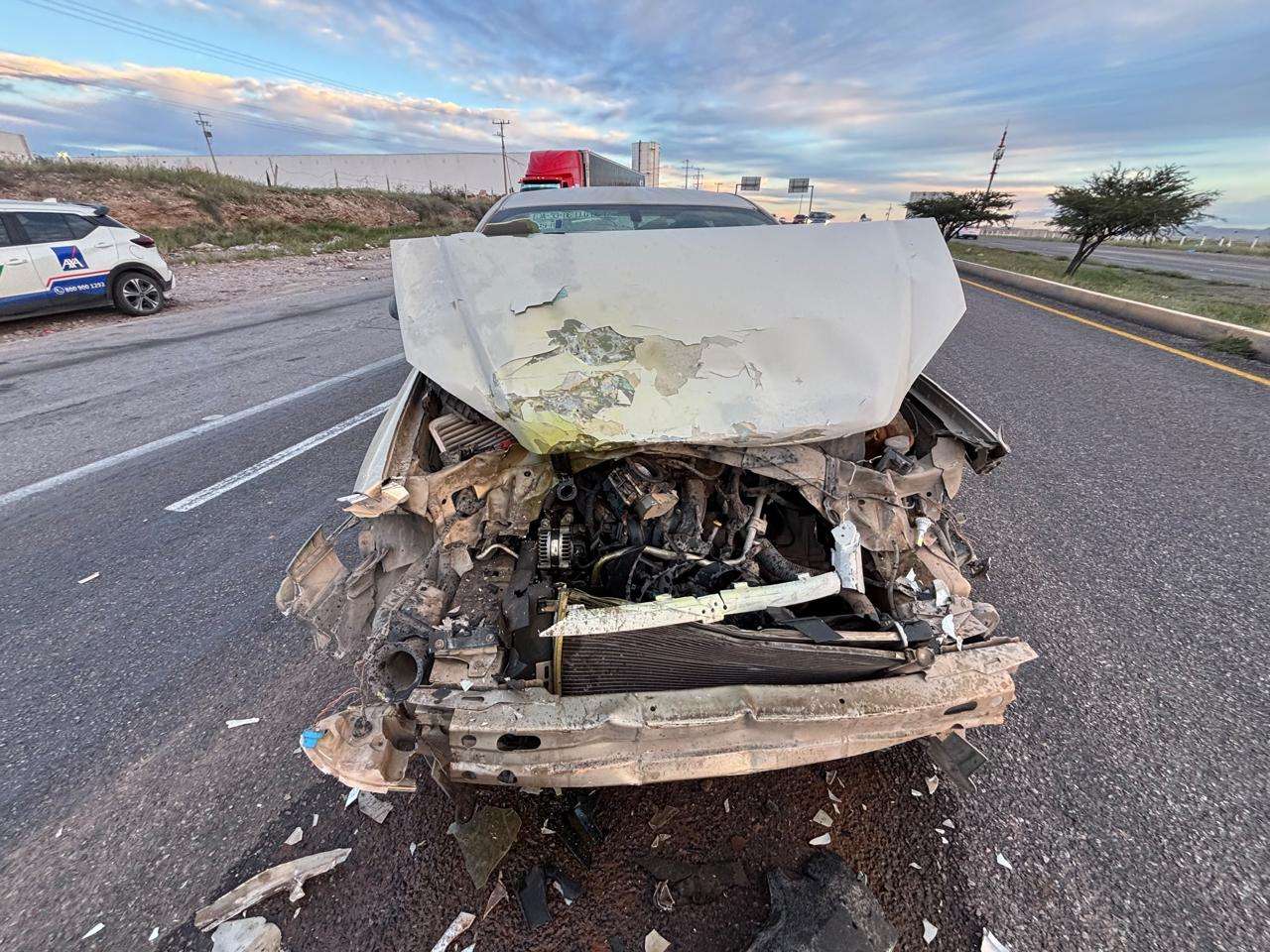 Provoca fuerte carambola caos vial en carretera a Juárez 