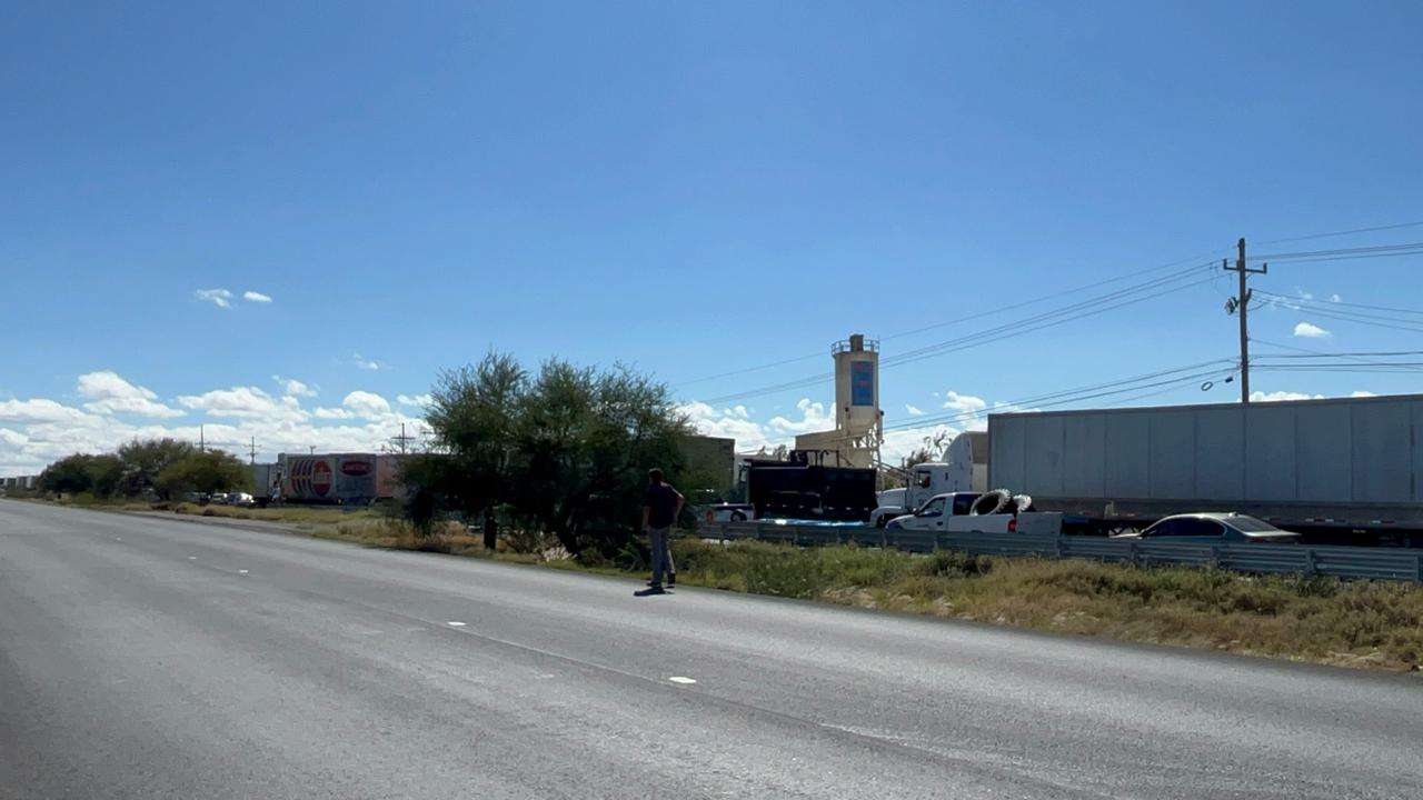 Bloquean transportistas carretera a Delicias 