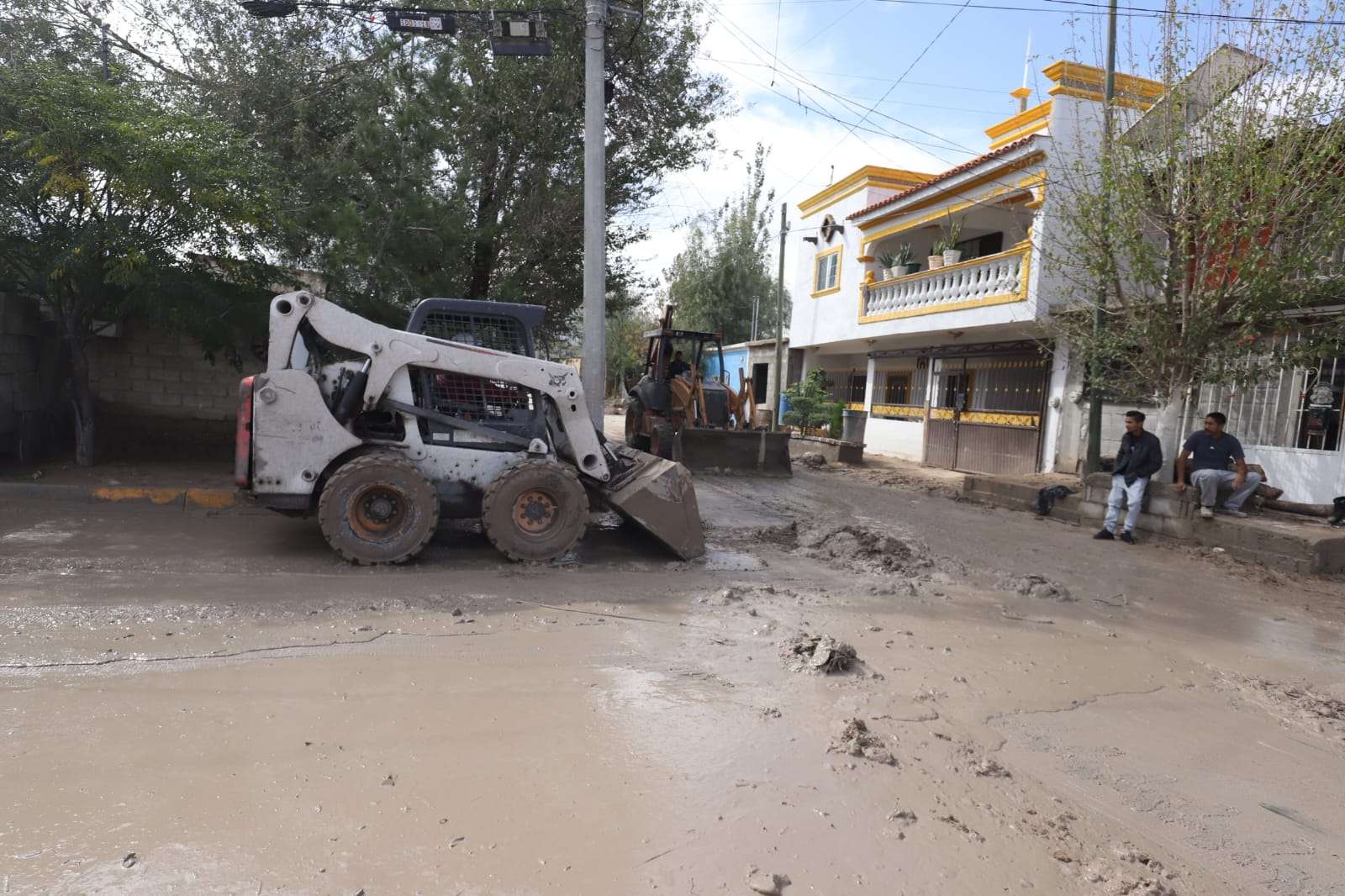 Retiran basura y tierra de arrastre en el poniente tras las lluvias