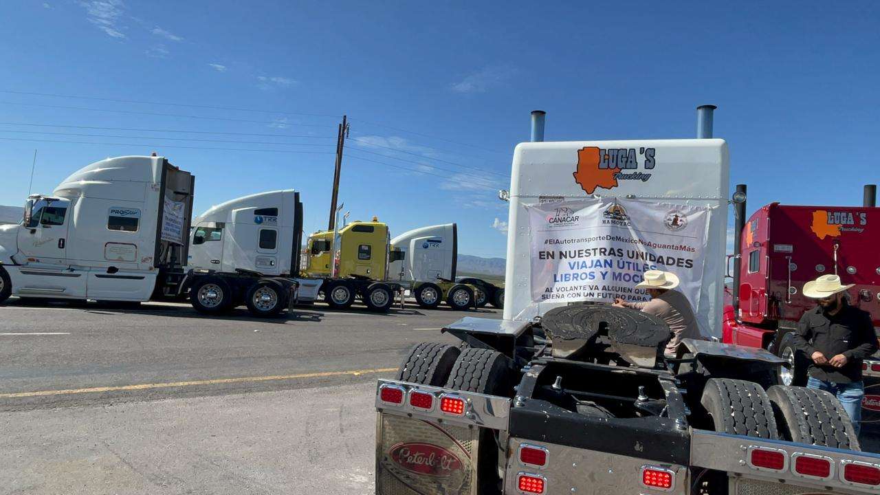 Protestan transportistas en caseta Sacramento