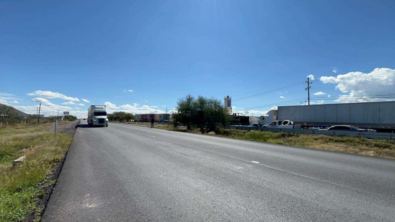 Bloquean transportistas carretera a Delicias 