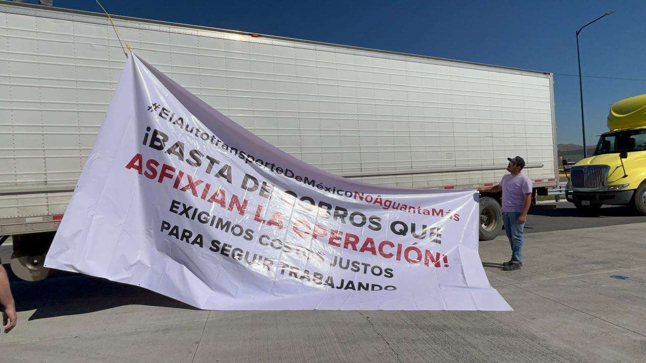 Protestan transportistas en caseta Sacramento