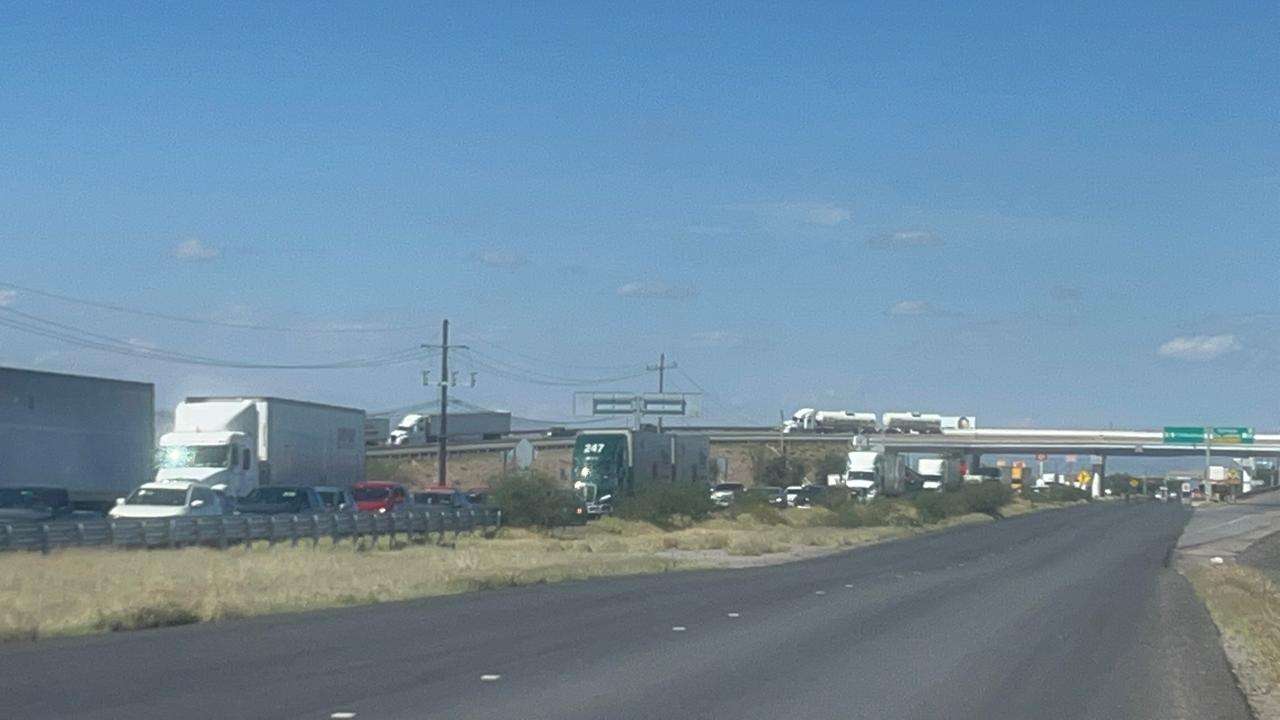 Bloquean transportistas carretera a Delicias 