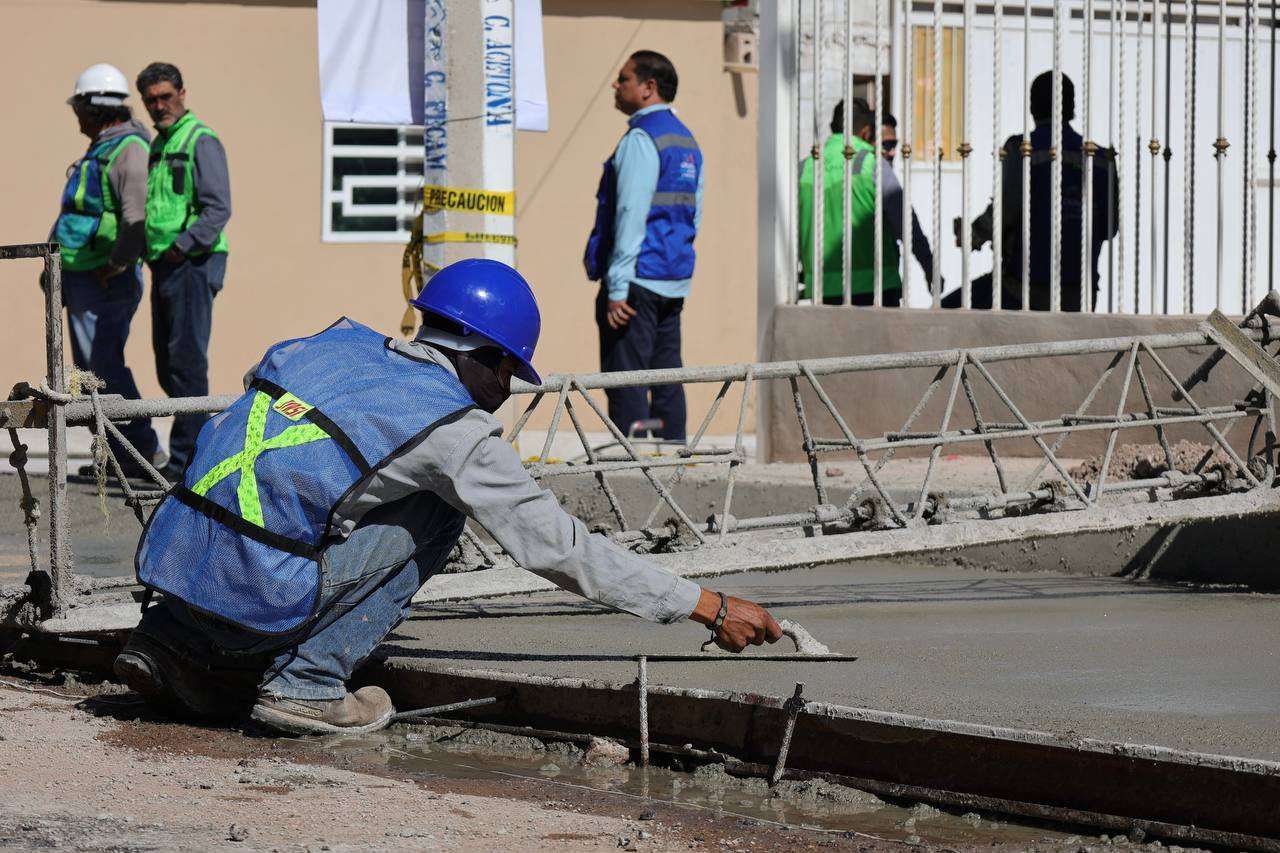 Supervisa Alcalde pavimentación en la Juan Güereca