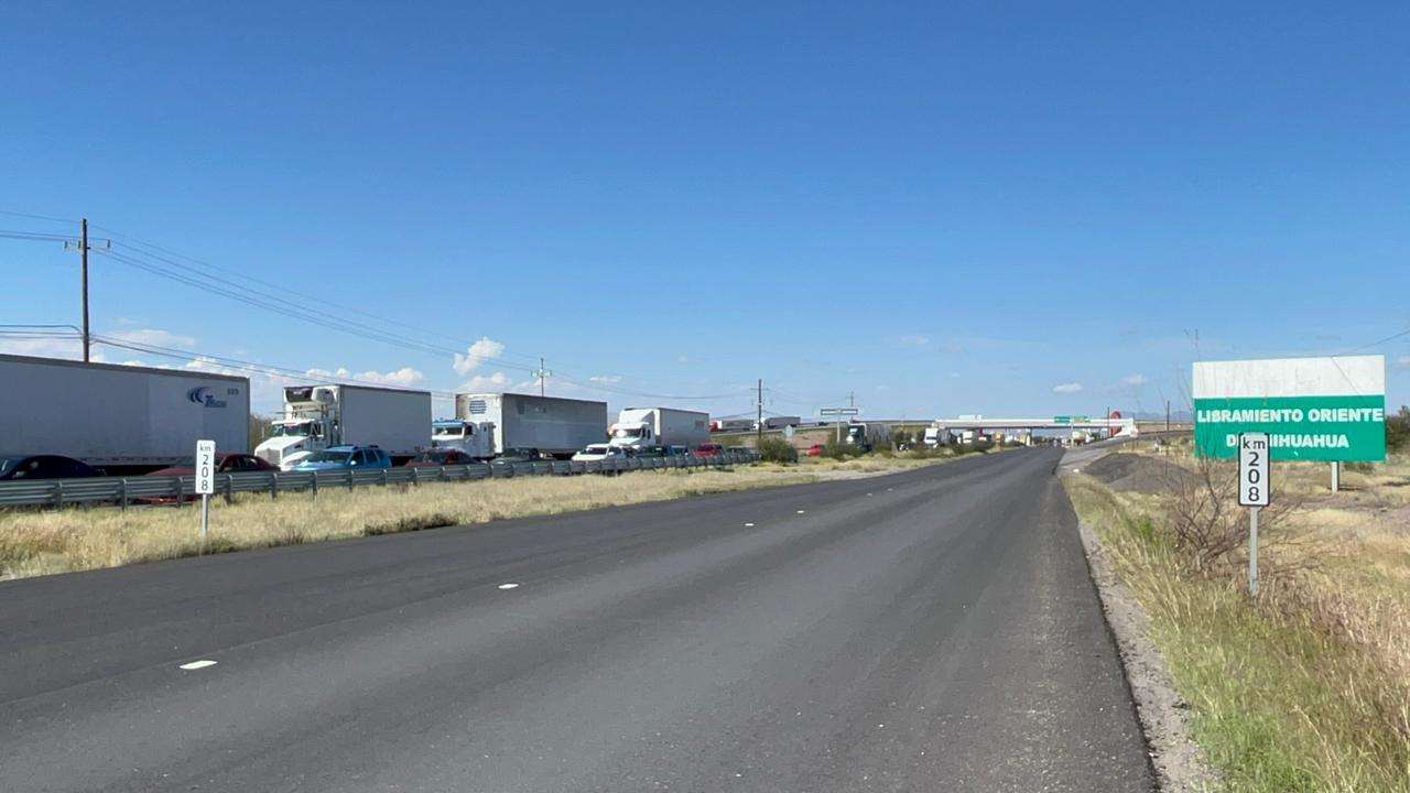 Bloquean transportistas carretera a Delicias 