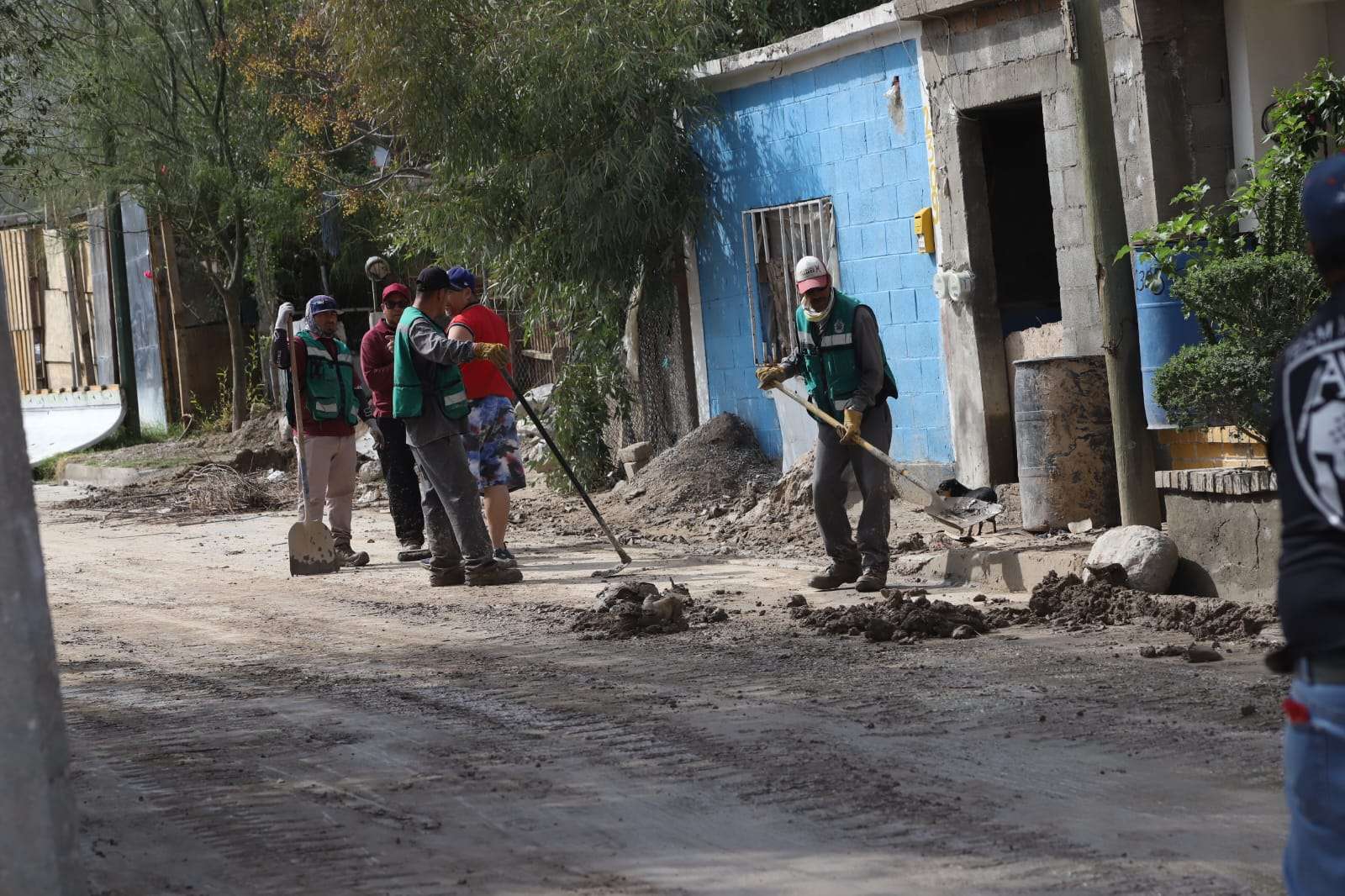 Retiran basura y tierra de arrastre en el poniente tras las lluvias
