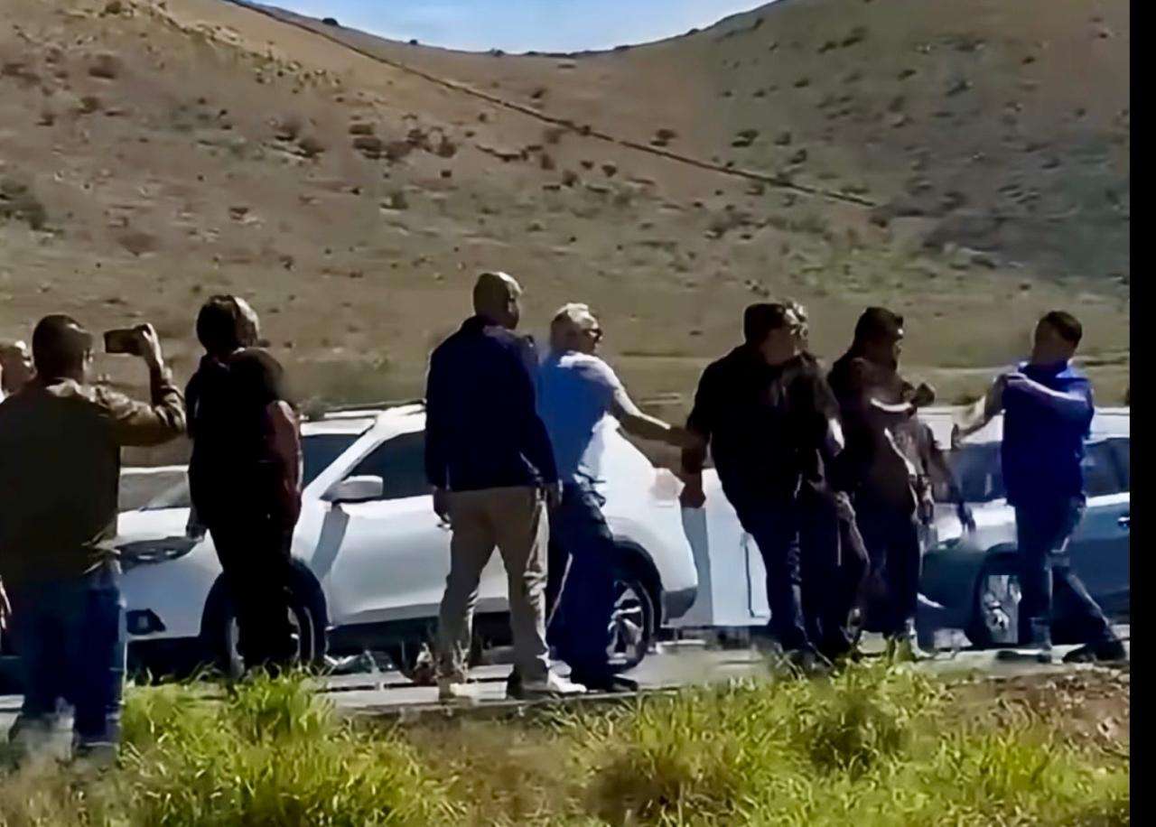 Graban pelea por bloqueos en la carretera a Delicias