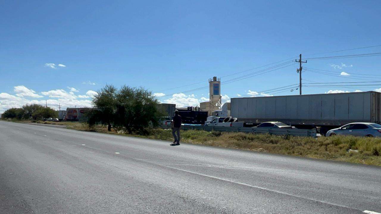Bloquean transportistas carretera a Delicias 