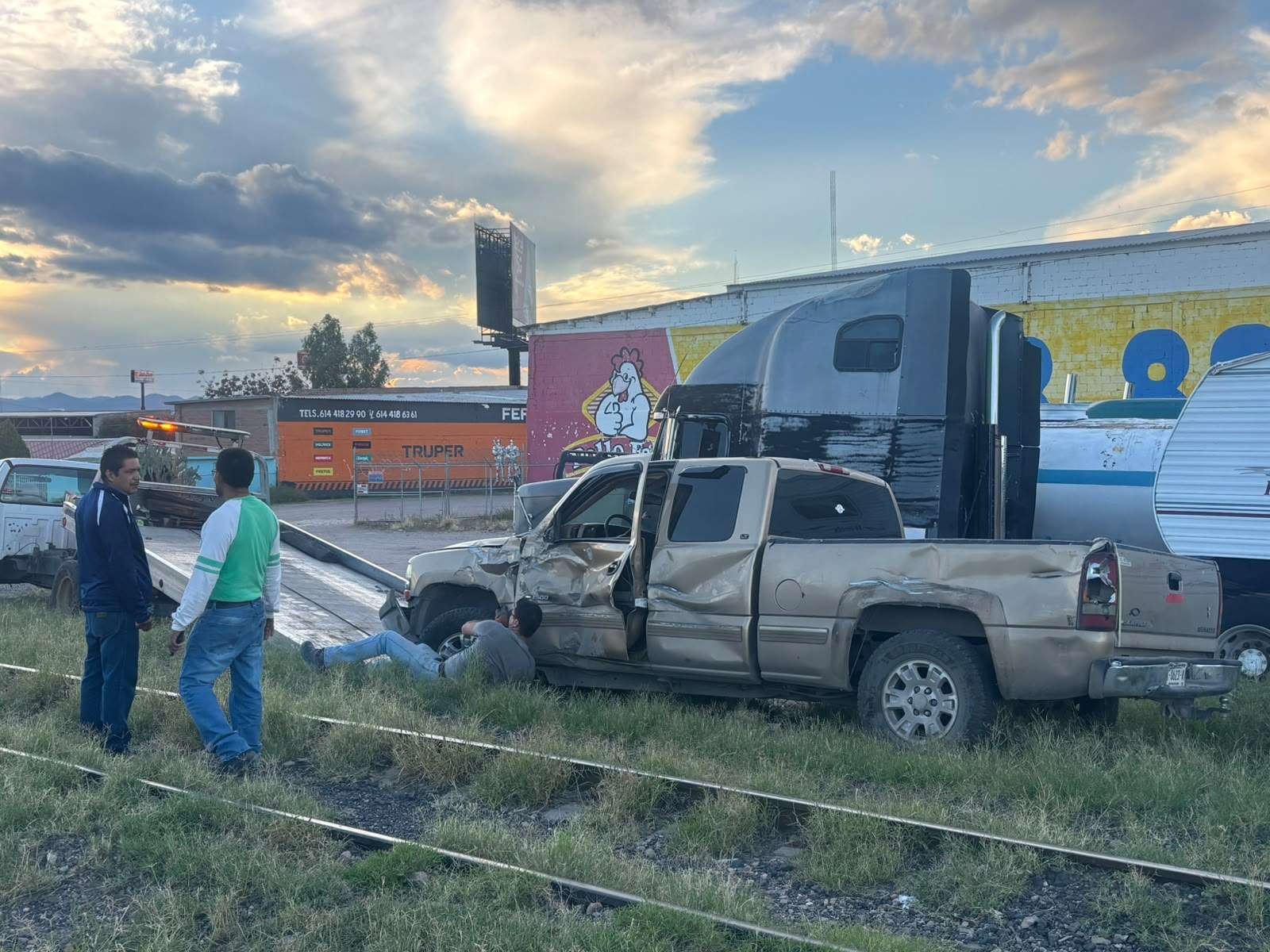 Arrastra tren pick up en la 62 y vialidad Ch-P 